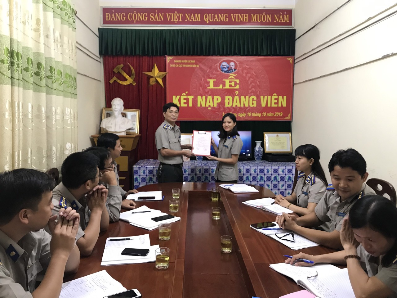 Chi bộ Chi cục Thi hành án dân sự huyện Lục Nam tổ chức Lễ kết nạp Đảng viên mới