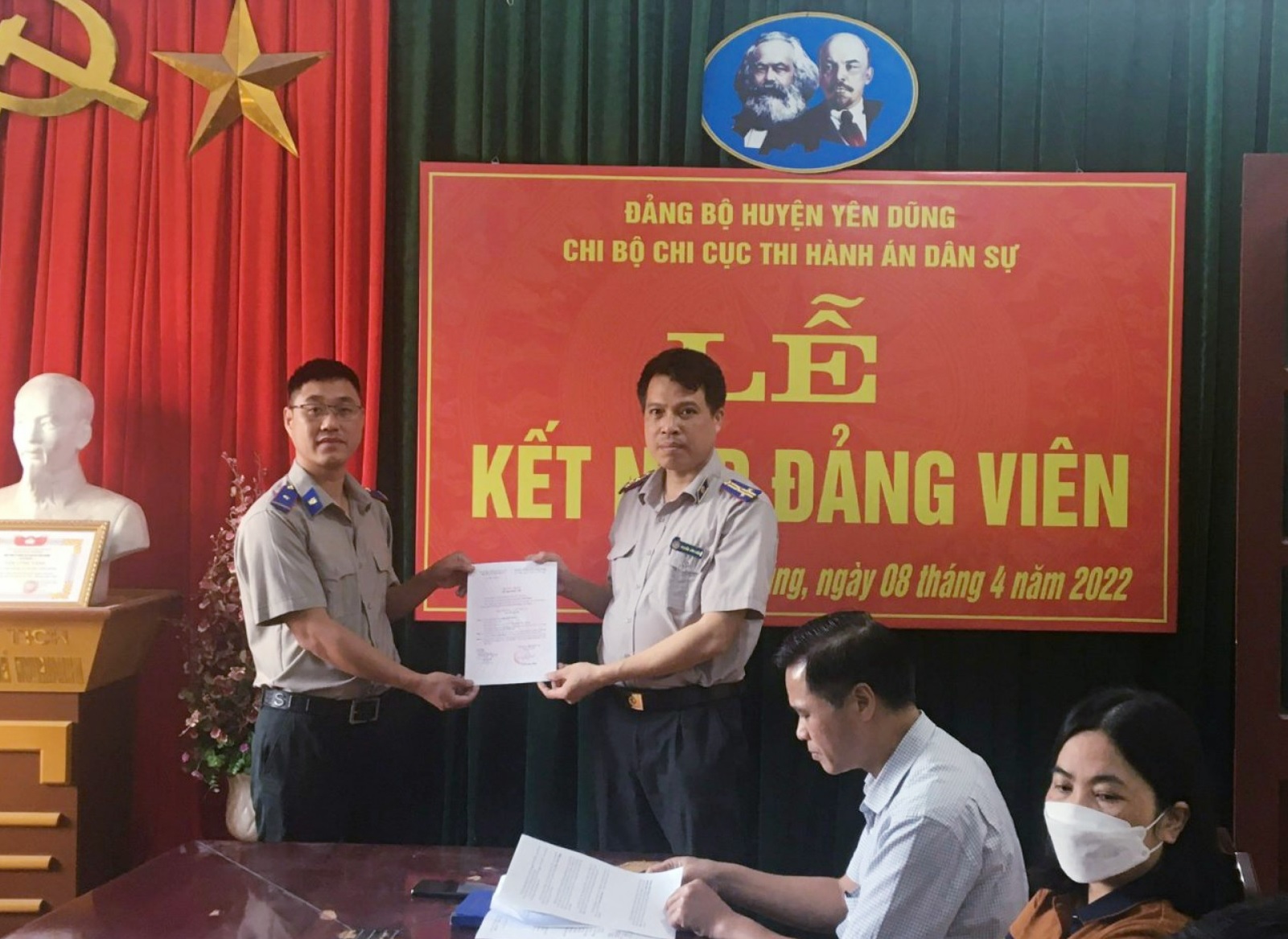 Chi cục Thi hành án dân sự huyện Yên Dũng đạt tỷ lệ 100% công chức, người lao động là đảng viên Đảng Cộng sản Việt Nam
