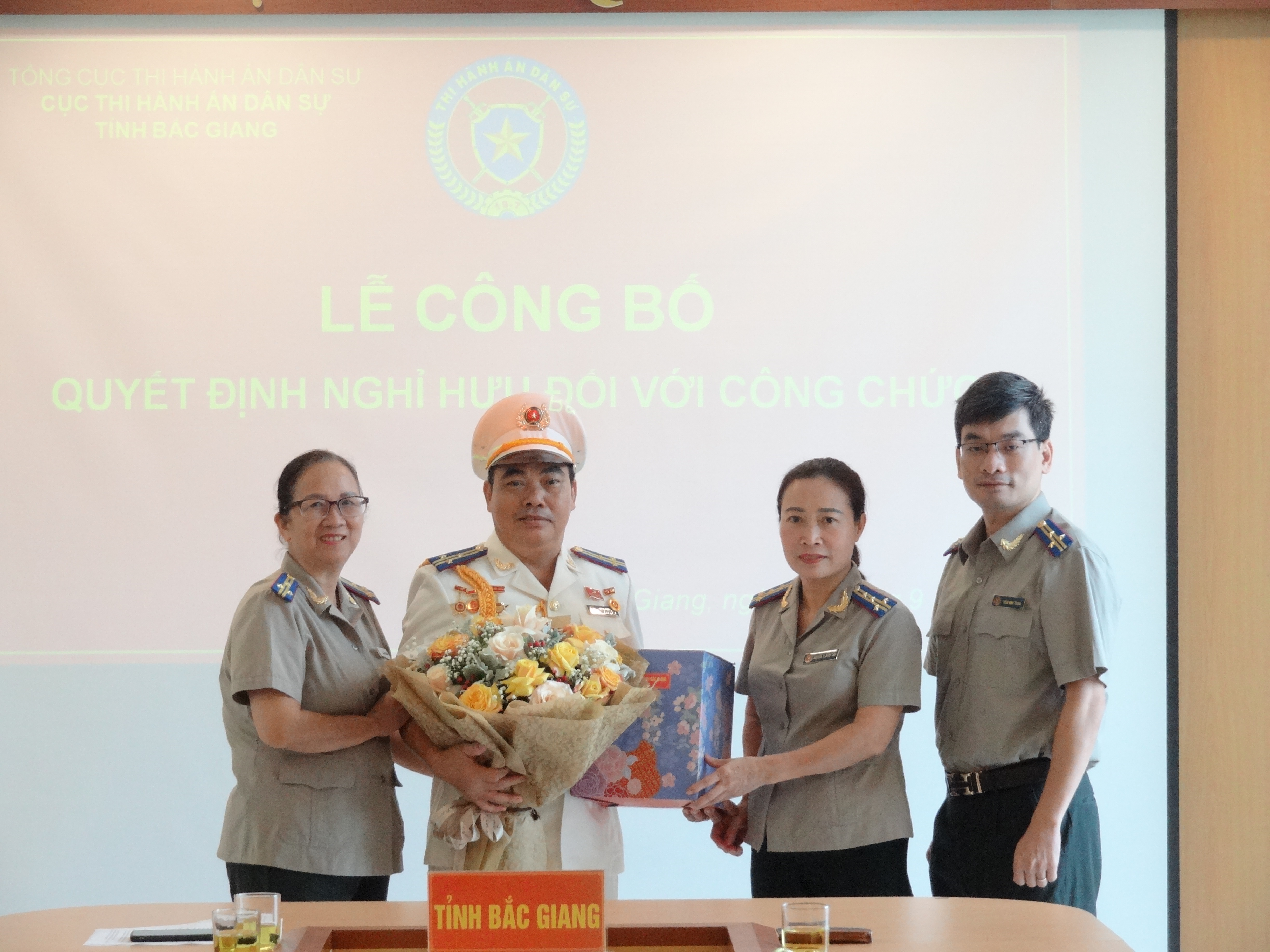 Cục THADS tỉnh Bắc Giang công bố và trao quyết định nghỉ hưu Đối với đồng chí Giáp Hoàng Cự - Phó Cục trưởng