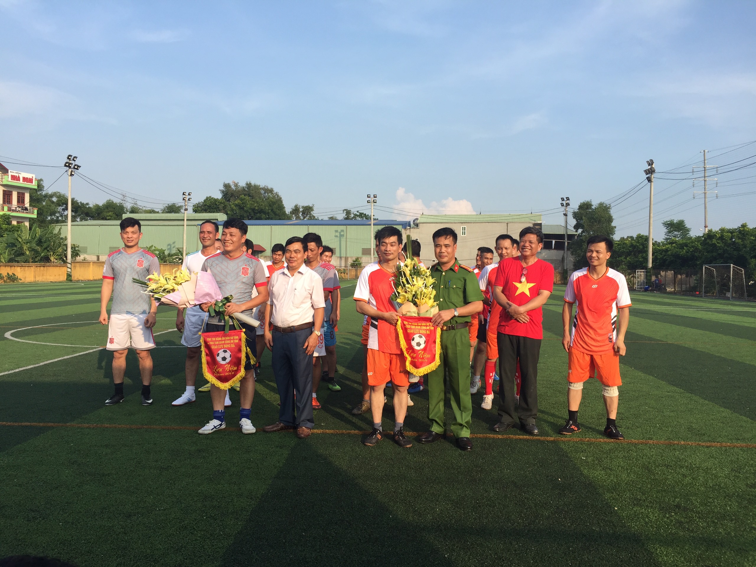 Giao hữu bóng đá giữa Cục THADS tỉnh Bắc Giang  và Trại Tạm giam Công an tỉnh Bắc Giang kỷ niệm ngày truyền thống  ngành Thi hành án dân sự và lực lượng cảnh sát nhân dân