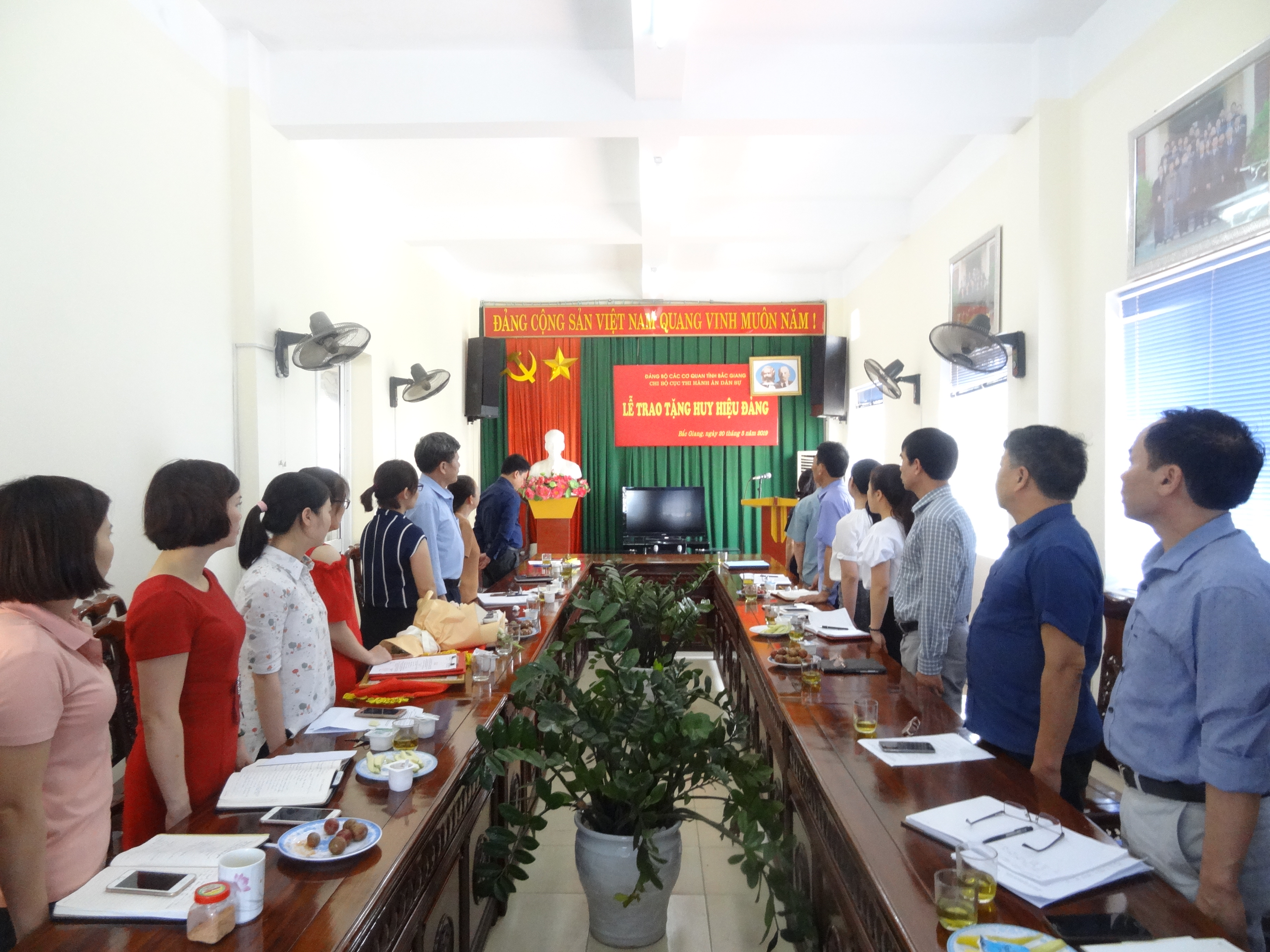 Tổ chức lễ trao tặng Huy hiệu 30 năm tuổi Đảng cho đồng chí Nguyễn Văn Tân
