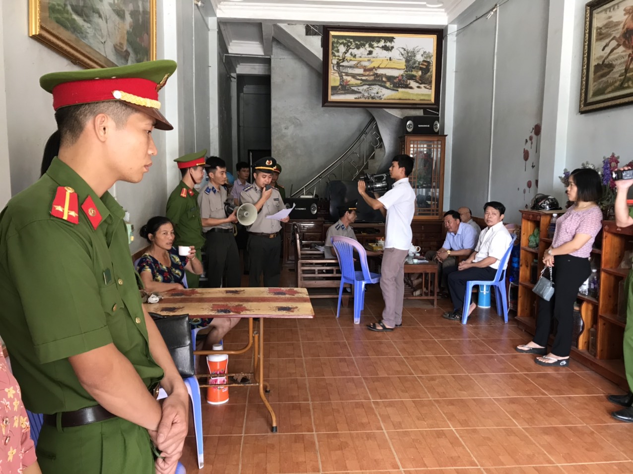 Chi cục Thi hành án dân sự huyện Ngân Sơn tổ chức cưỡng chế thi hành án dân sự