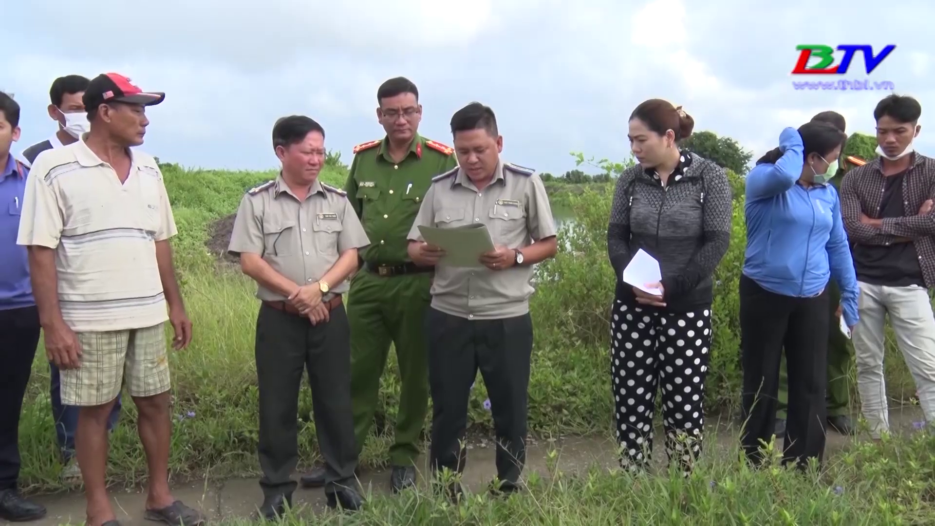 Chi cục Thi hành án dân sự huyện Đông Hải cưỡng chế chuyển giao Quyền sử dụng đất tại xã Long Điền Tây