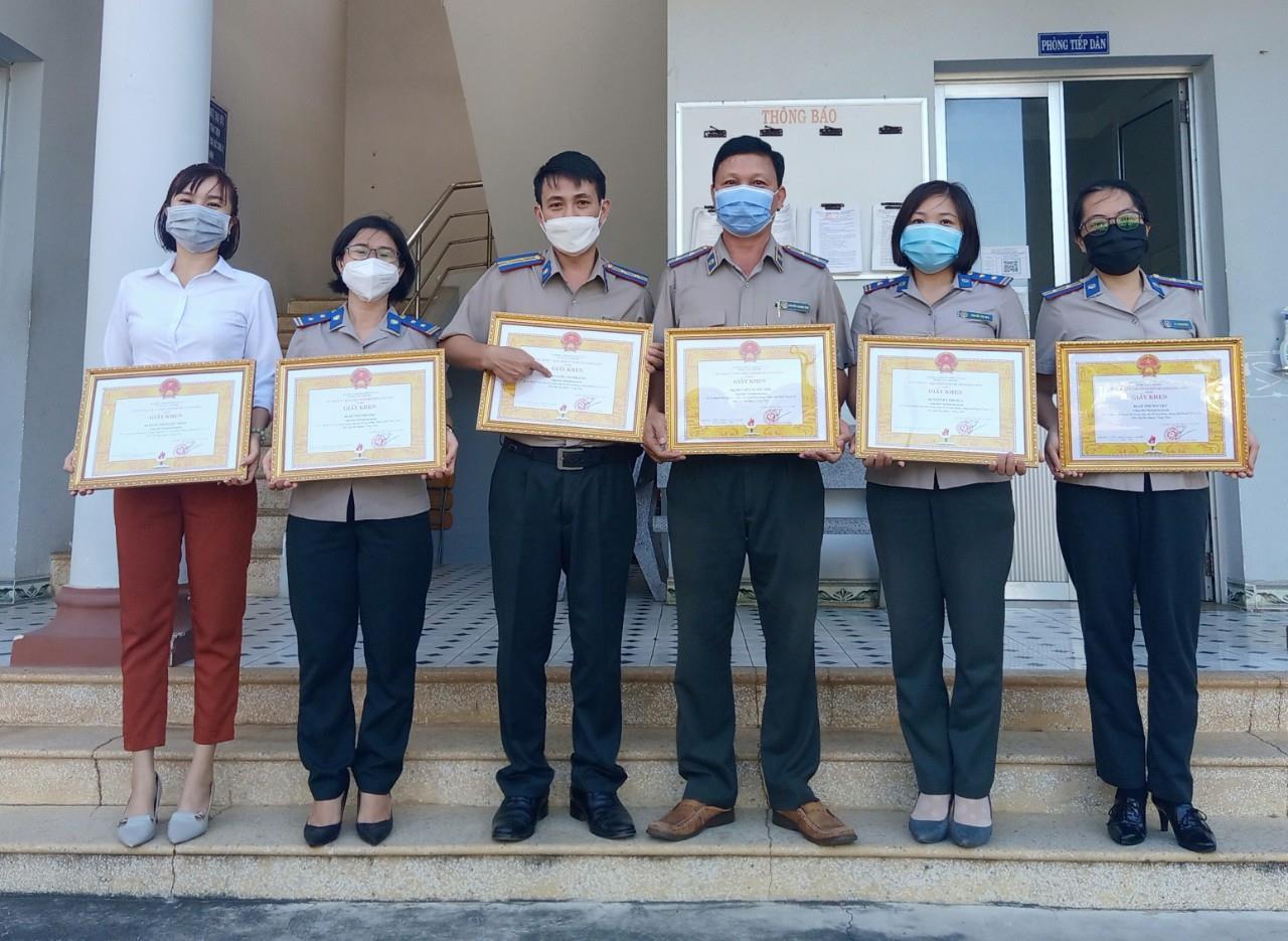 Cán bộ, công chức Chi cục Thi hành án dân sự huyện Long Điền vừa thực hiện nhiệm vụ chuyên môn vừa tích cực tham gia công tác hỗ trợ phòng chống dịch bệnh Covid 19 trên địa bàn huyện Long Điền