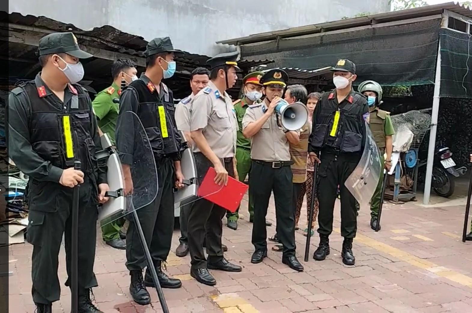 Chi cục Thi hành án dân sự huyện Long Điền tổ chức cưỡng chế thi hành án dân sự chuyển giao quyền sử dụng đất đối với vợ chồng ông Trần Bưởi và bà Đặng Thị Nông