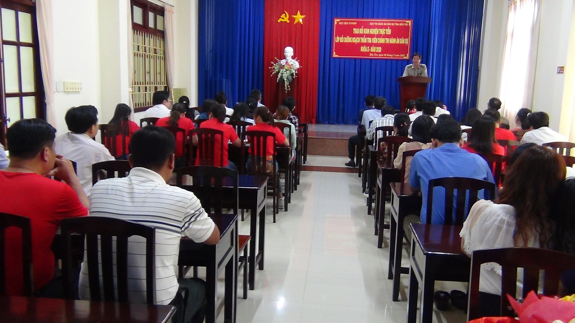 Học viên lớp bồi dưỡng ngạch thẩm tra viên chính Học viện Tư pháp tại thành phố Hồ Chí Minh và Cục Thi hành án dân sự tỉnh Bến Tre tổ chức giao lưu, trao đổi kinh nghiệm thực tiễn