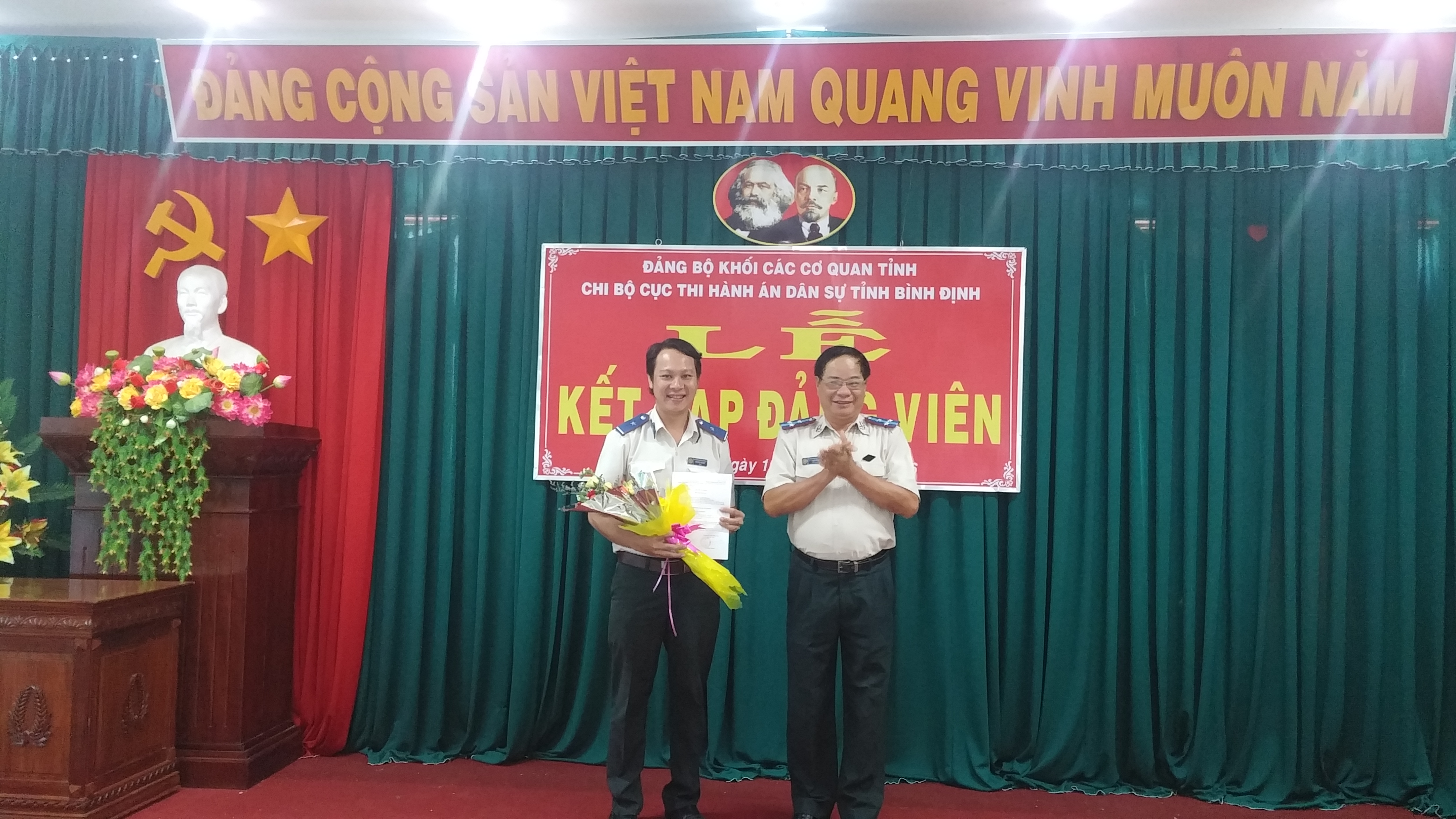 Chi bộ Cục Thi hành án dân sự tỉnh Bình Định tổ chức Lễ kết nạp Đảng viên mới