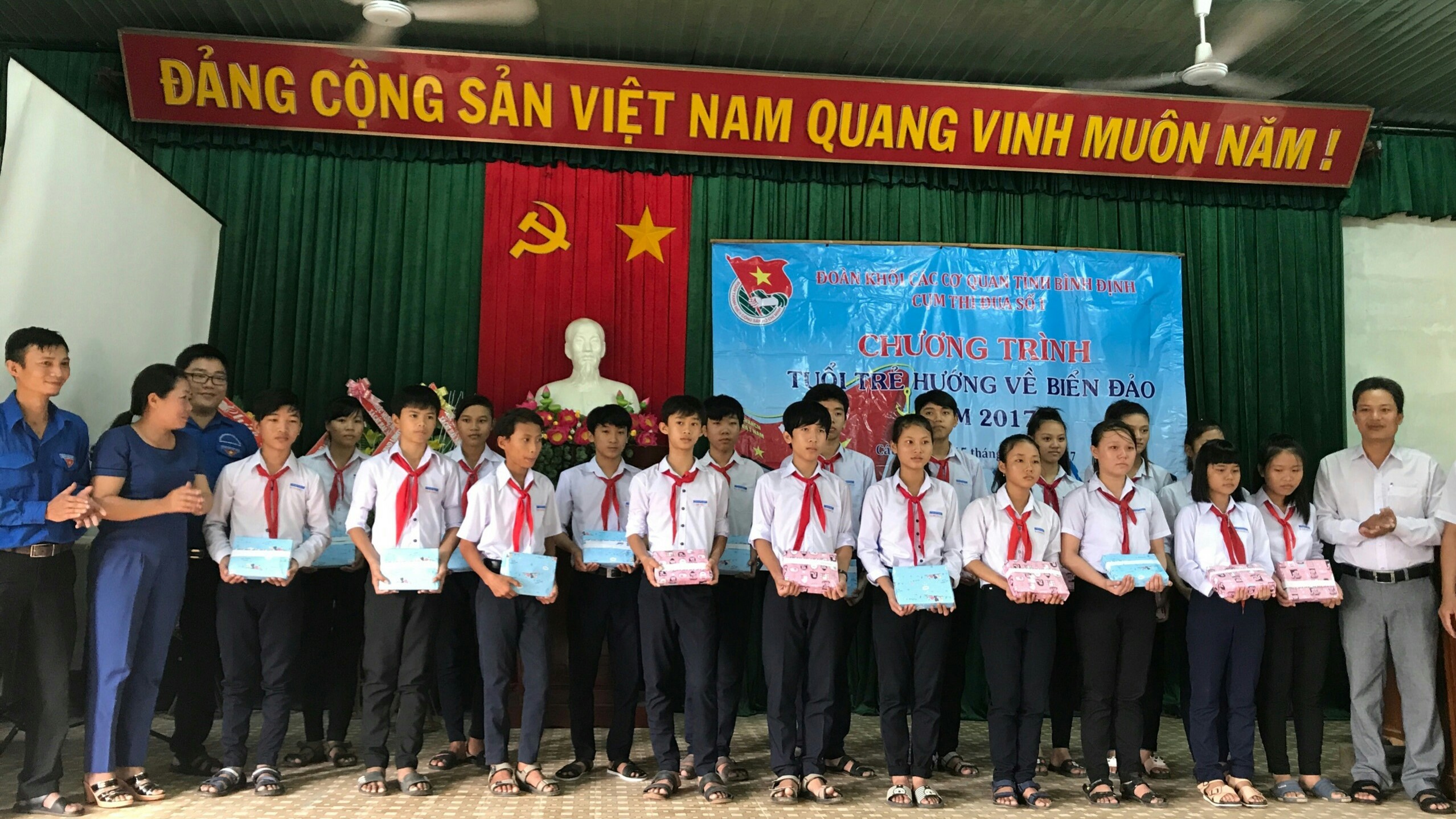 Chi đoàn Cục Thi hành án dân sự tỉnh Bình Định tham gia cùng Đoàn Khối các cơ quan tỉnh Bình Định – Cụm Thi đua số 1 tổ chức chương trình “Tuổi trẻ hướng về biển đảo” năm 2017,