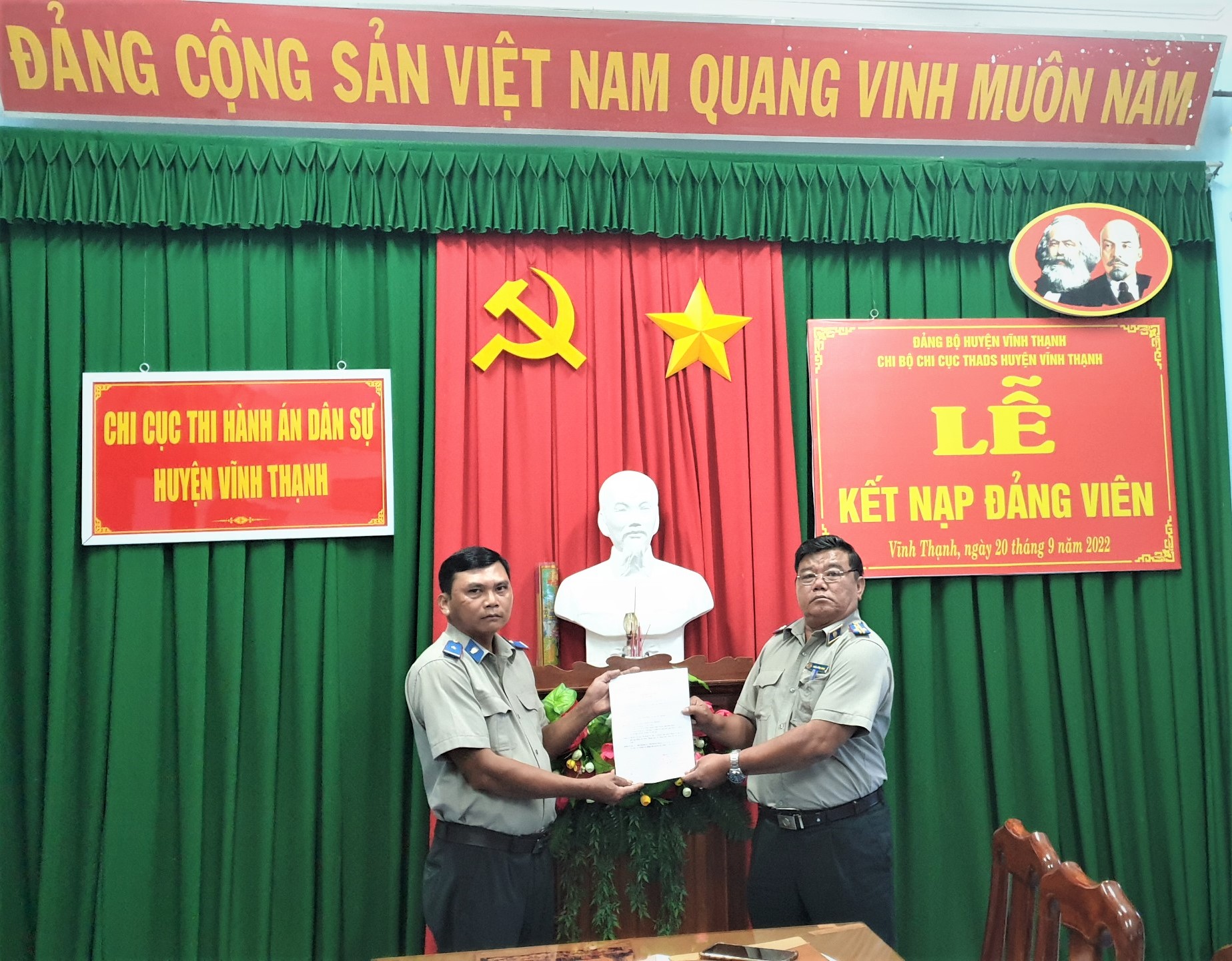 Chi bộ Chi cục Thi hành án dân sự huyện Vĩnh Thạnh tổ chức Lễ kết nạp đảng viên mới
