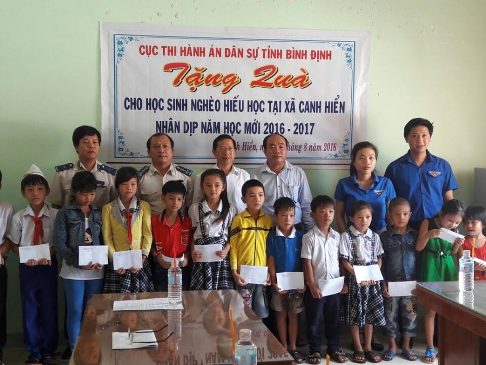 Cục Thi hành án dân sự tỉnh Bình Định tặng quà cho học sinh nghèo hiếu học tại xã Canh Hiển, huyện Vân Canh nhân dịp năm học mới 2016-2017