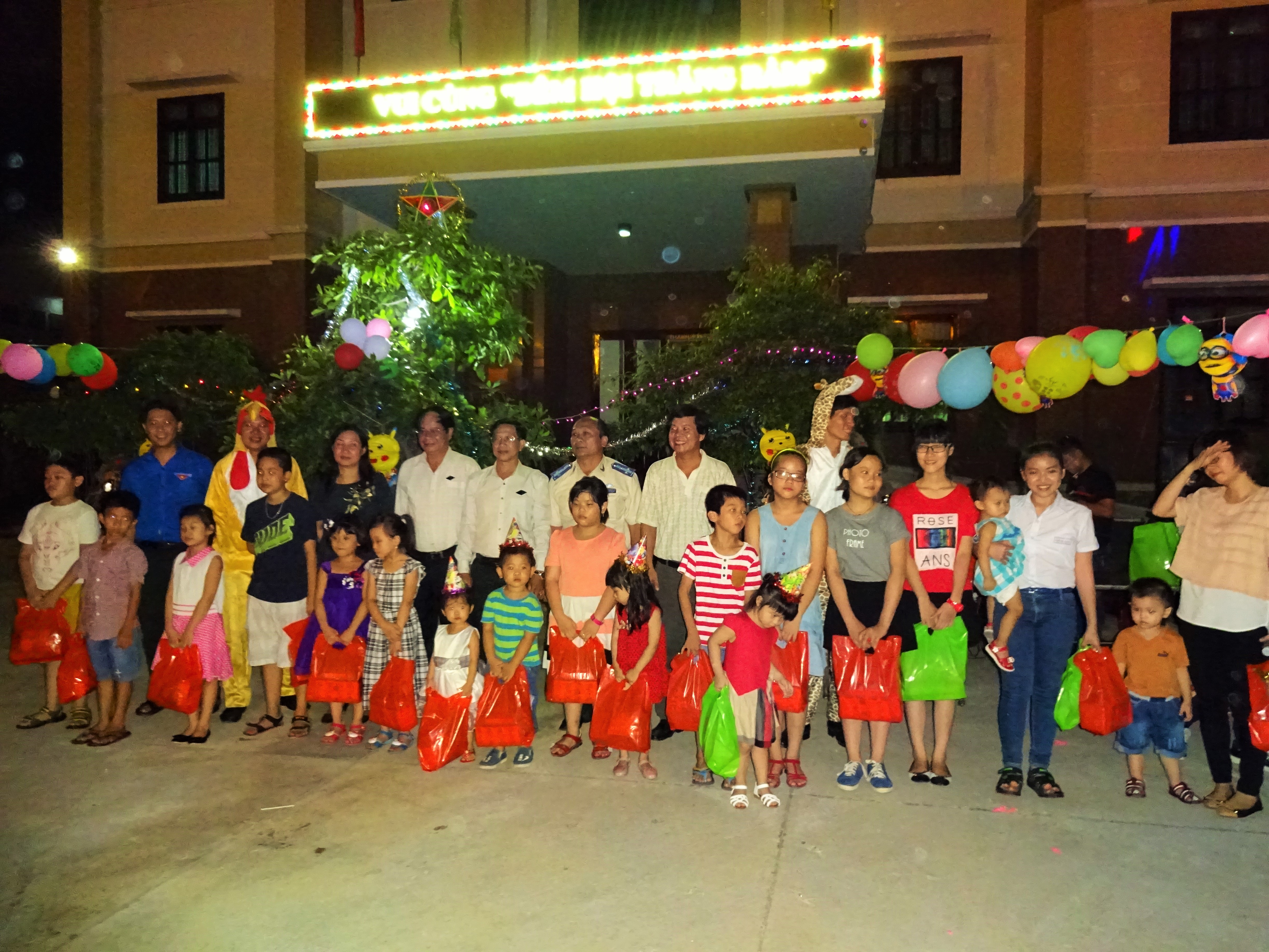 Cục Thi hành án dân sự tỉnh Bình Định tổ chức “Đêm hội trăng rằm” đón Tết Trung thu cùng các cháu thiếu niên, nhi đồng