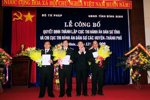 Ông Hồ Quốc Dũng, Chủ tịch UBND tỉnh (thứ 2 từ phải sang) trao QĐ  bổ nhiệm chức danh Cục trưởng, các Phó cục trưởng Cục THADS tỉnh Bình Định