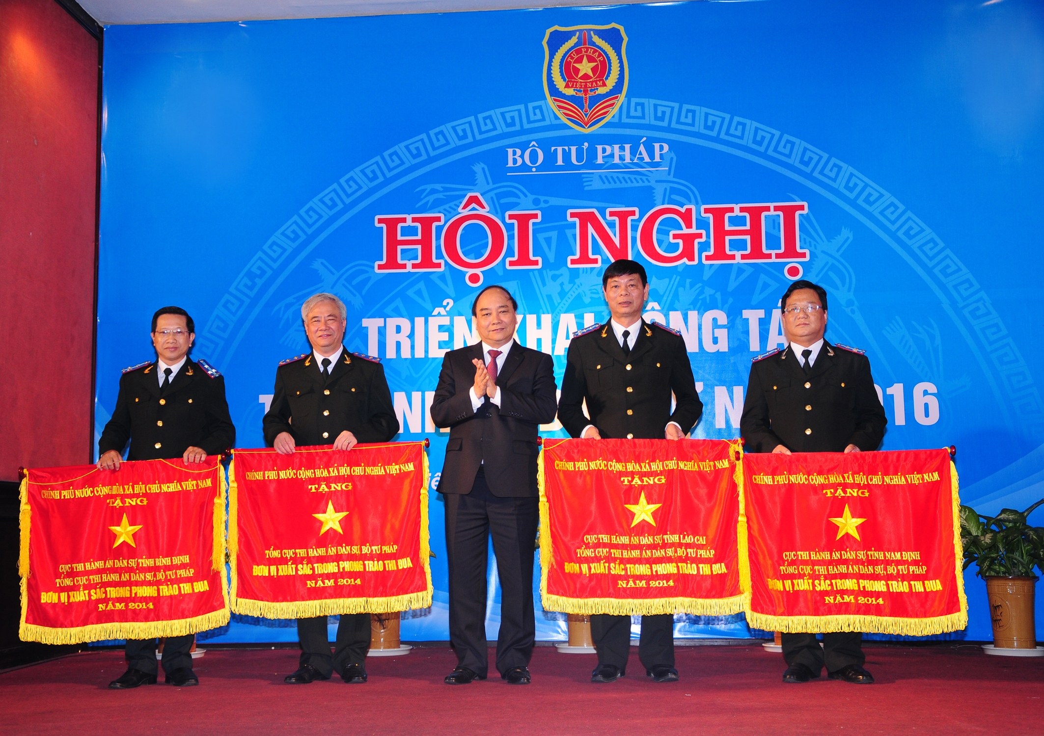 Phó Thủ tướng Chính Phủ Nguyễn Xuân Phúc trao tặng cờ thi đua cho Tổng cục Thi hành án dân sự và Cục Thi hành án dân sự các tỉnh tại Hội nghị triển khai công tác thi hành án dân sự năm 2016 tại tỉnh Thừa Thiên Huế ngày 11/12/2015.