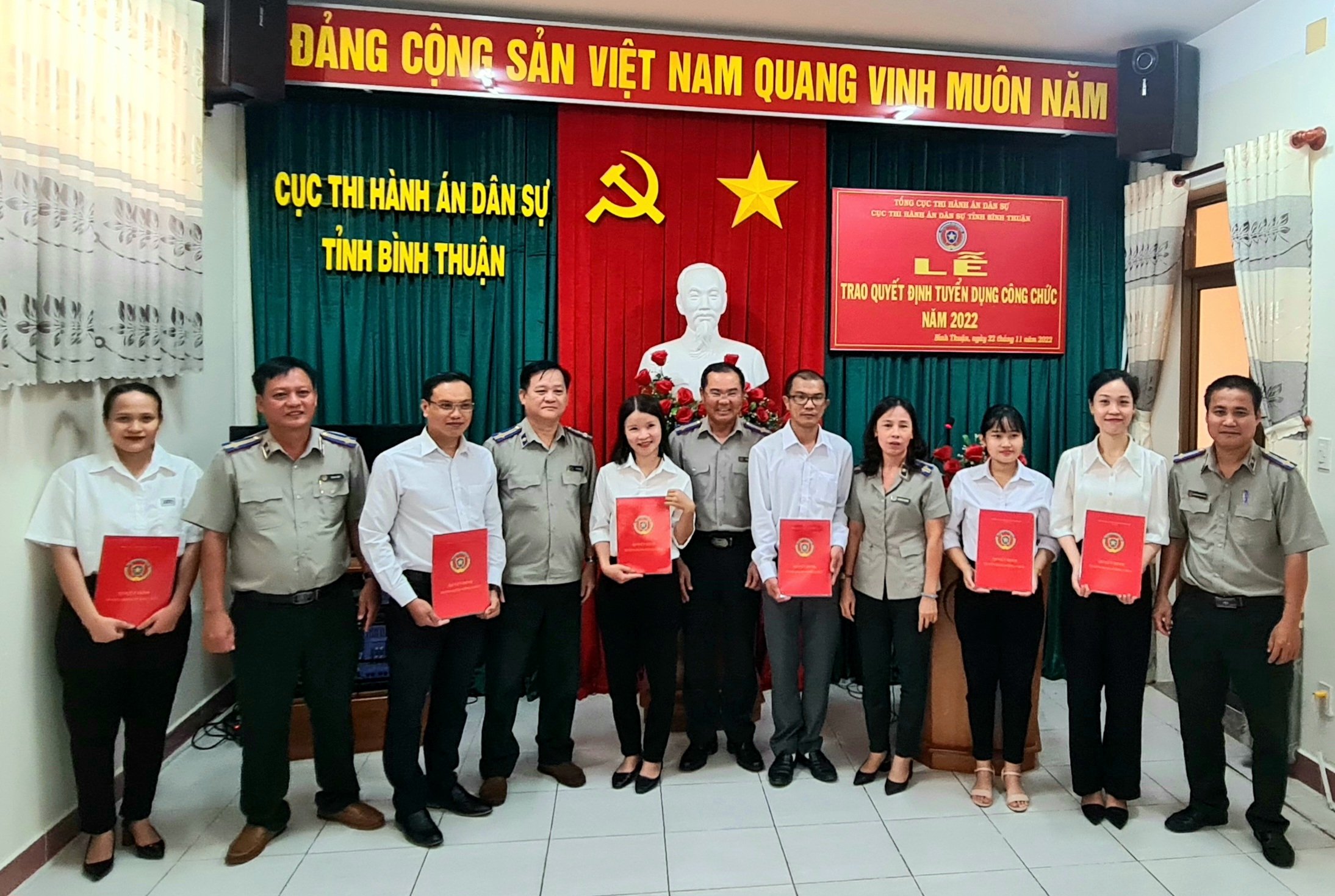 Cục Thi hành án dân sự tỉnh Bình Thuận tổ chức Lễ trao các Quyết định tuyển dụng công chức năm 2022.