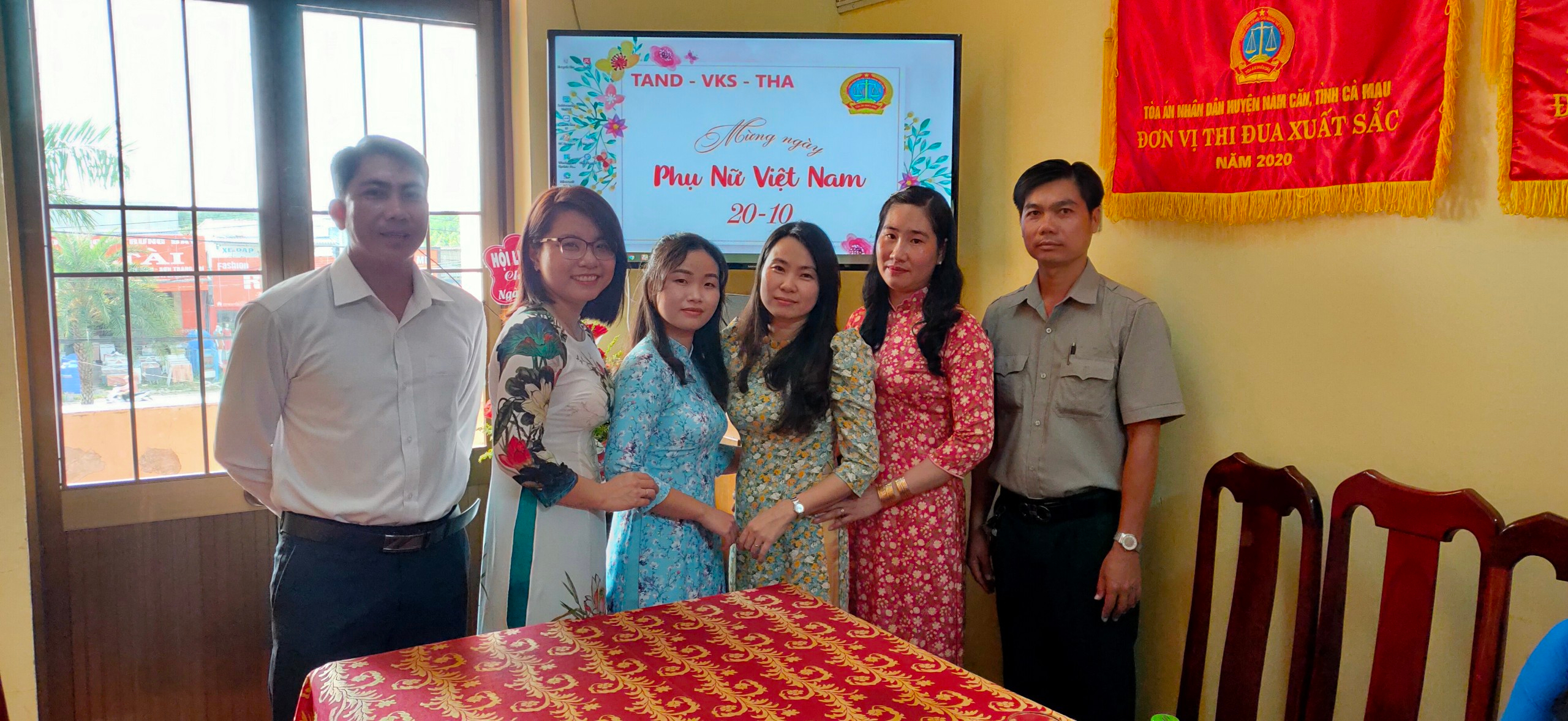 Phụ nữ đồng lòng quyết tâm xứng đáng với 8 chữ vàng mà Chủ tịch Hồ Chí Minh đã tặng