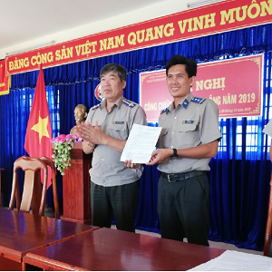 Lãnh đạo Cục công bố và trao Quyết định bổ nhiệm Chấp hành viên sơ cấp tại Chi cục Thi hành án dân sự huyện Trần Văn Thời