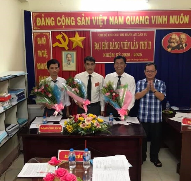 Đồng chí Trần Thanh Phong tặng hoa các thành viên Ban Chi ủy Chi cục Thi hành án dân sự khóa II, nhiệm kỳ 2020-2025.
