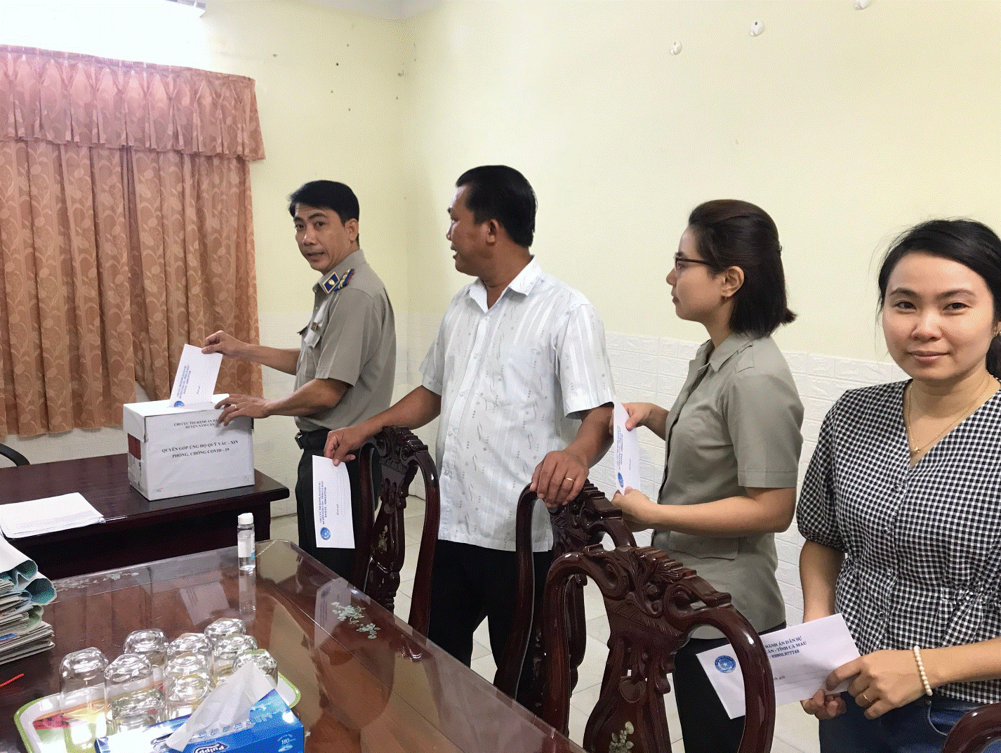Chi cục Thi hành án dân sự huyện Năm Căn, tỉnh Cà Mau quyên góp ủng hộ Quỹ vắc-xin phòng, chống COVID-19.