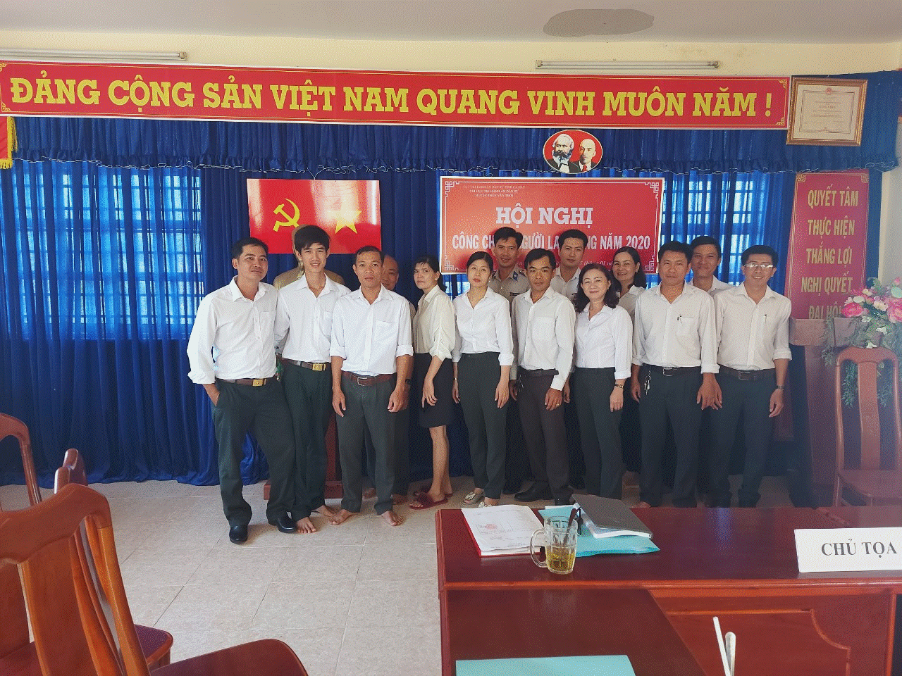Ảnh: Công chức, người lao động Chi cục THADS  huyện Trần Văn Thời chụp ảnh lưu niệm tại Hội nghị