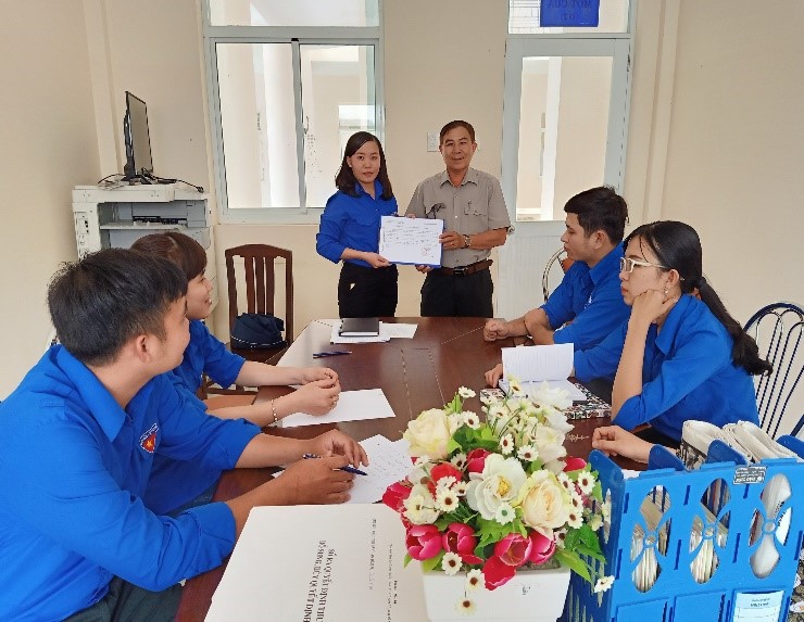 Chi đoàn Cục Thi hành án dân sự tỉnh Cà Mau tổ chức trao danh sách đoàn viên ưu tú cho Cấp ủy nhân ngày thành lập Đảng cộng sản Việt Nam