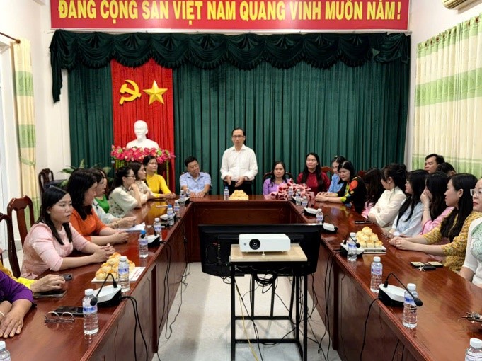 Lãnh đạo Thi hành án dân sự tỉnh Cà Mau tặng quà chúc mừng nữ công chức, người lao động nhân Ngày Quốc tế Phụ nữ 8/3