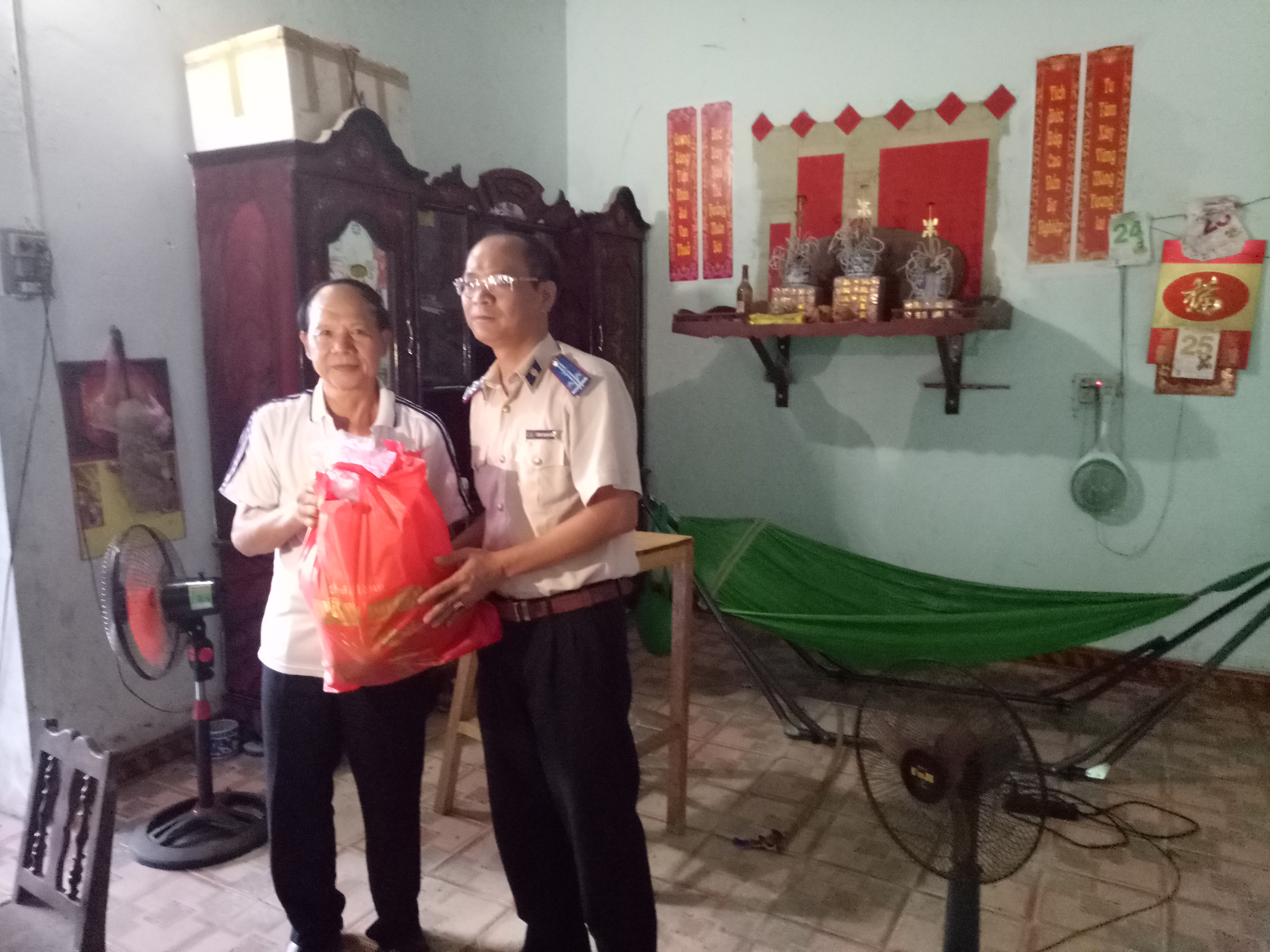 Chi Cục Thi hành án dân sự thành phố Cao Bằng  thăm và tặng quà ngày Thương binh - Liệt sỹ nhân dịp kỷ niệm 70 năm 27/7/1947-27/7/2017