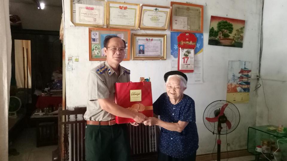 Chi cục Thi hành án dân sự thành phố Cao Bằng  thăm, tặng quà các gia đình chính sách, người có công nhân dịp 71 năm ngày Thương binh – liệt sỹ (27/7/1947 – 27/7/2018)