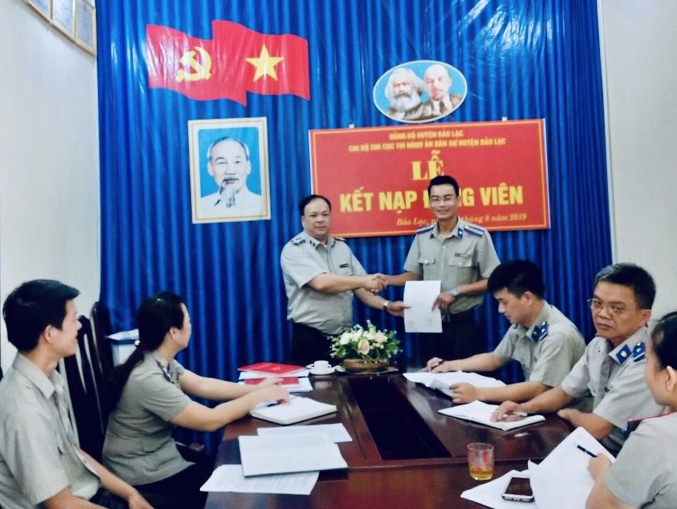 Chi bộ Chi cục thi hành dân sự huyện Bảo Lạc  tổ chức Lễ kết nạp Đảng viên