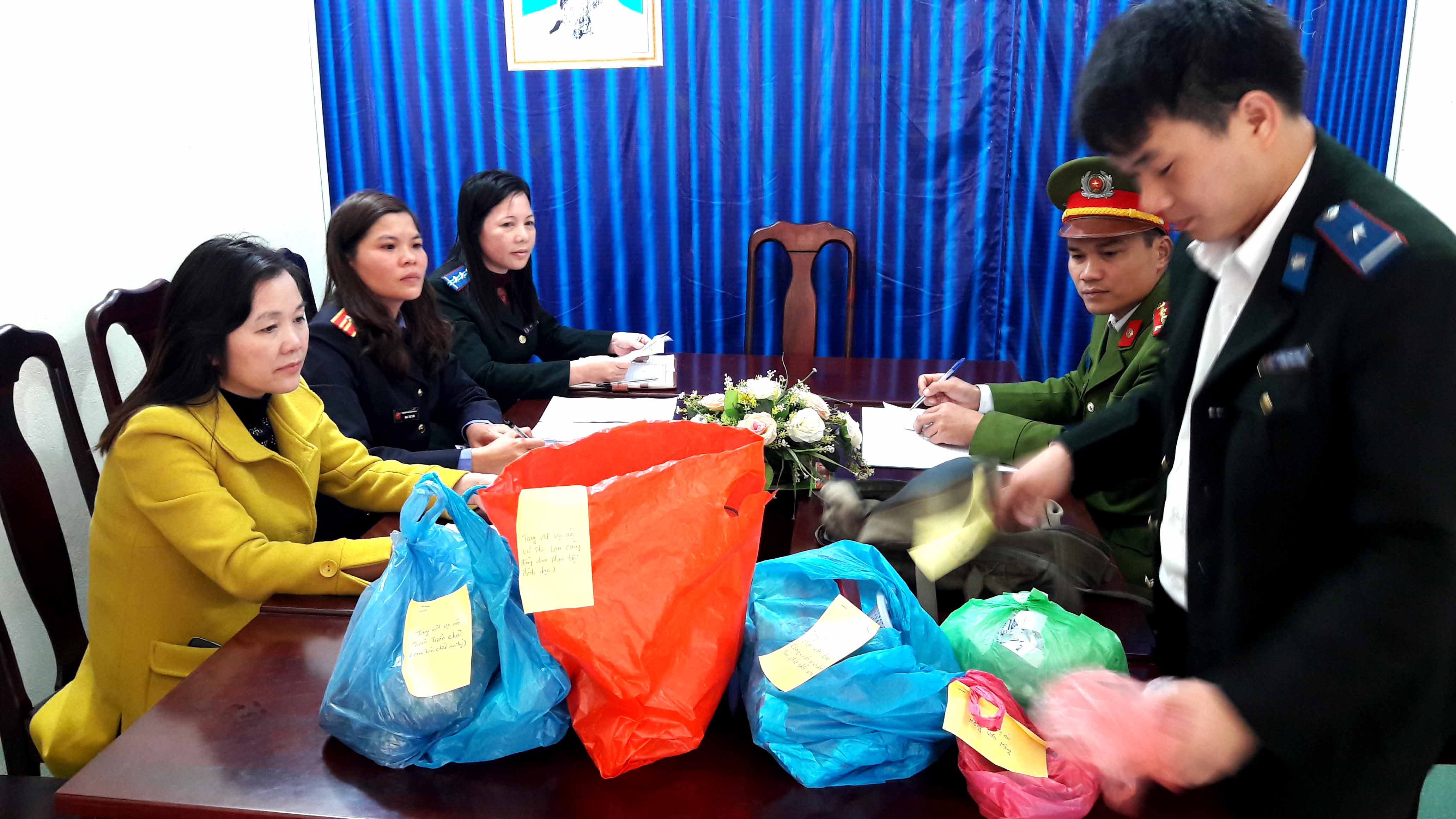 Chi cục thi hành án dân sự huyện Bảo Lạc tổ chức tiêu hủy vật chứng