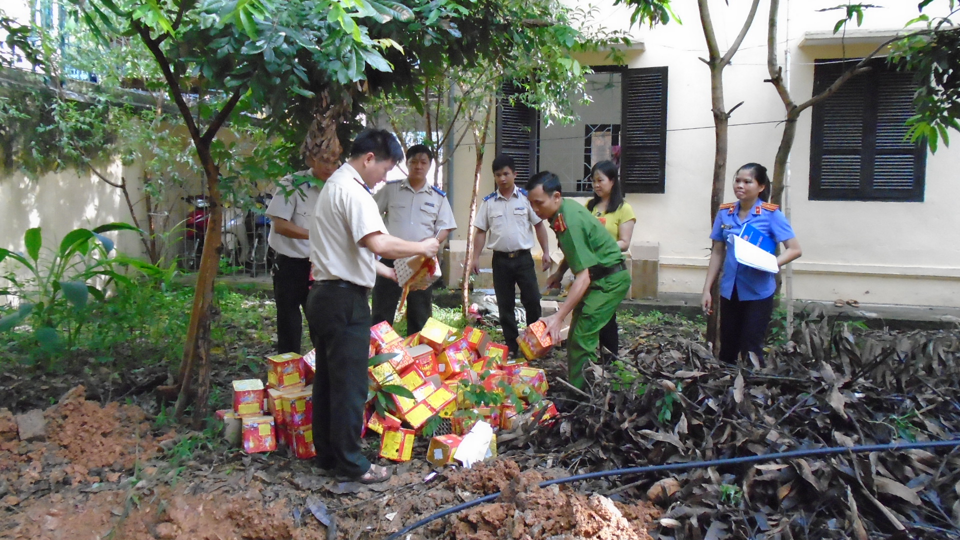 Chi cục Thi hành dân sự huyện Bảo Lạc tổ chức tiêu hủy vật chứng