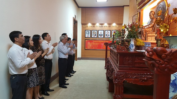 Lãnh đạo Tổng cục Thi hành án dân sự dâng hương tưởng nhớ Chủ tịch Hồ Chí Minh