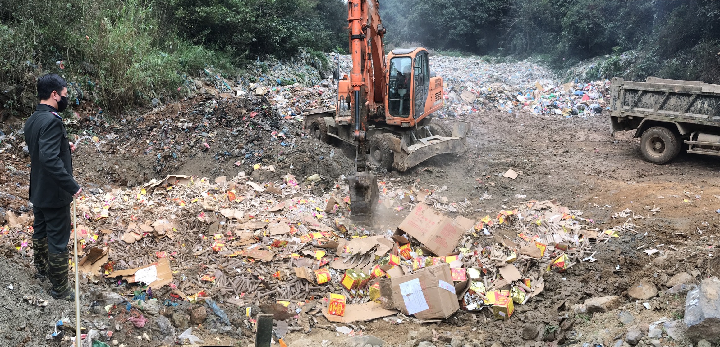 Chi cục Thi hành án dân sự huyện Hạ Lang tổ chức tiêu hủy vật chứng