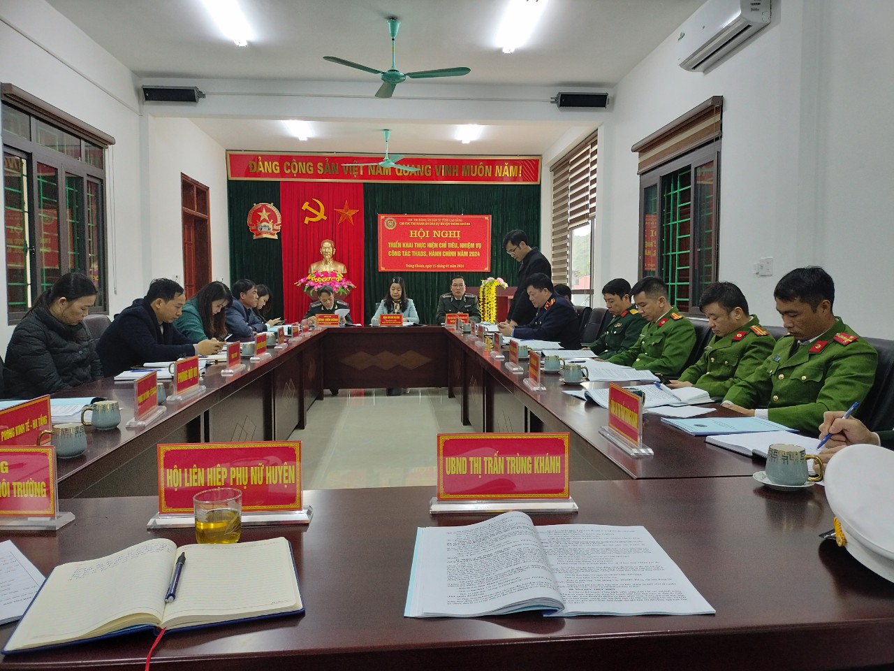 Chi cục Thi hành án dân sự huyện Trùng Khánh tổ chức Hội nghị triển khai công tác THADS, hành chính năm 2024 và Công bố Quyết định điều động và Bổ nhiệm Phó Chi cục trưởng