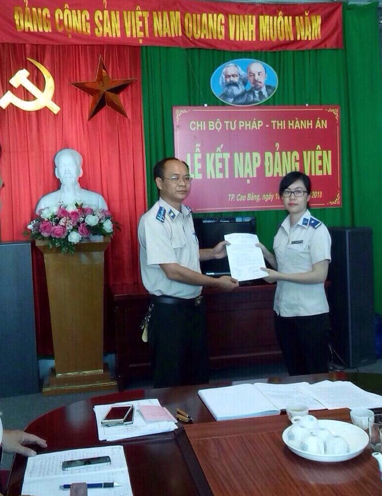 Chi bộ Tư pháp – Thi hành án thành phố Cao Bằng tổ chức Lễ kết nạp Đảng viên