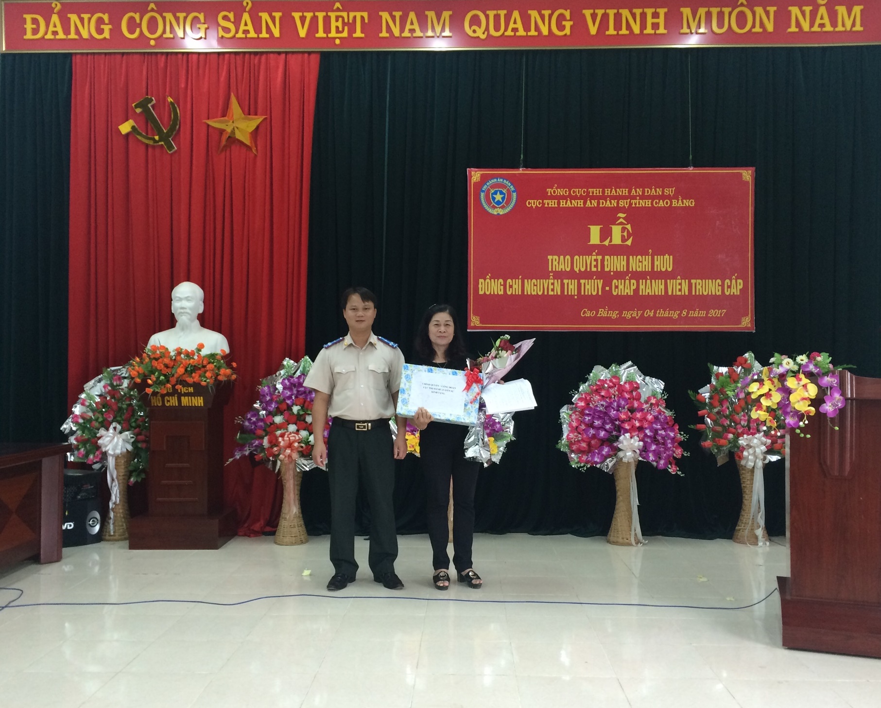 Lễ trao Quyết định nghỉ hưu đồng chí Nguyễn Thị Thúy - Chấp hành viên trung cấp Cục THADS
