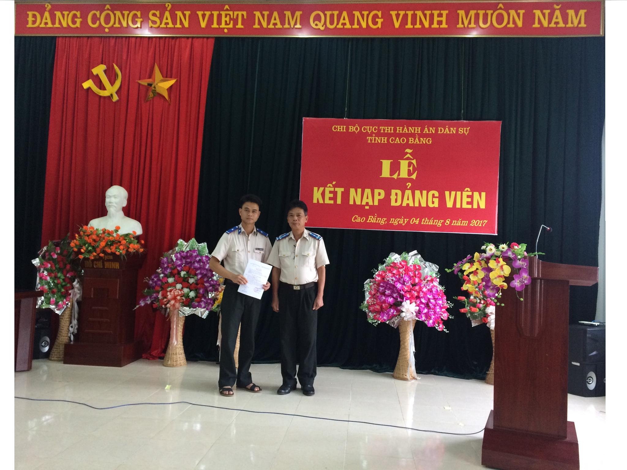 Chi bộ Cục Thi hành án dân sự tỉnh Cao Bằng tổ chức Lễ kết nạp đảng  viên