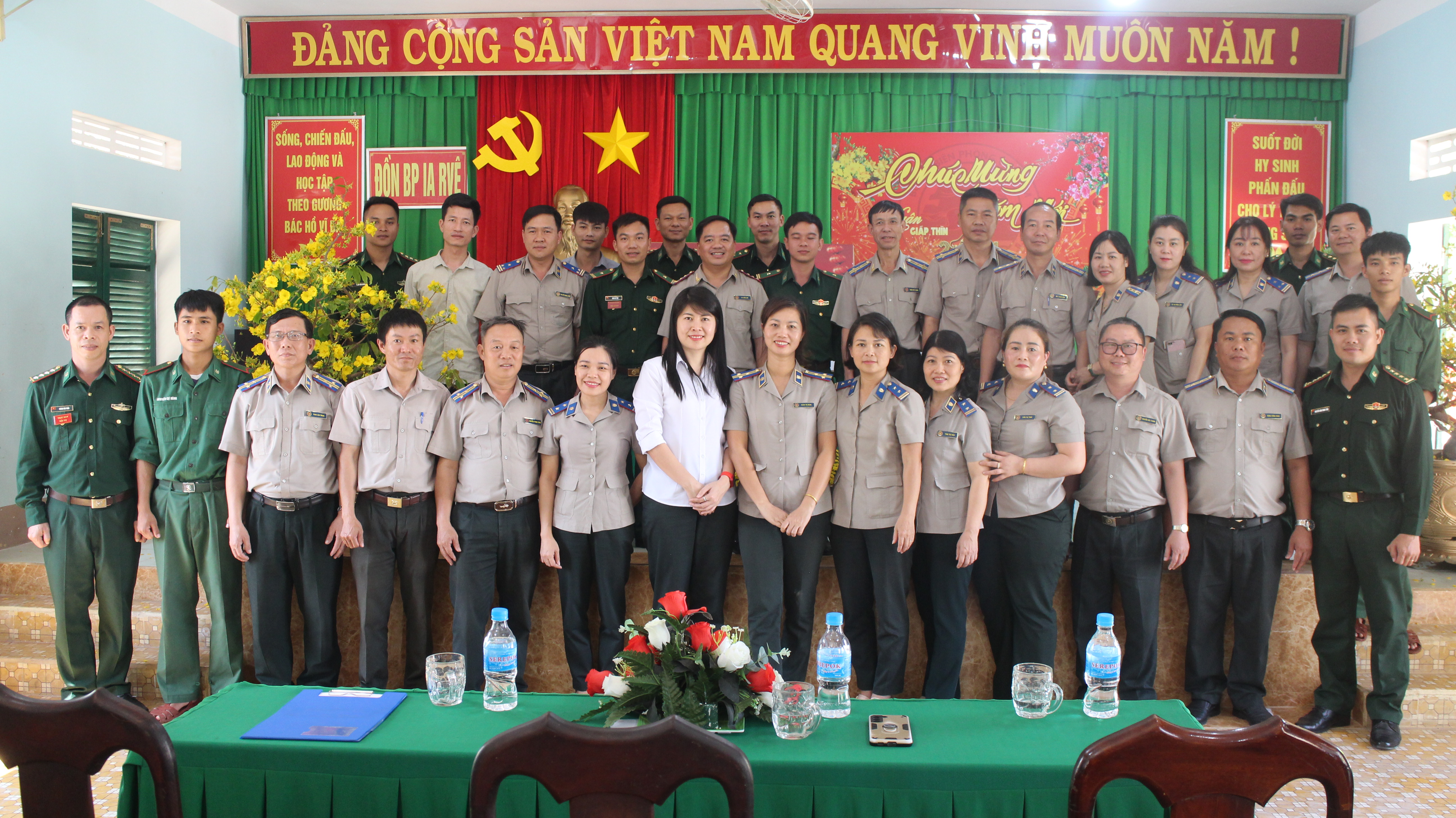 Đoàn công tác của Cục Thi hành án dân sự tỉnh Đắk Lắk thăm, tặng quà chúc Tết cán bộ, chiến sĩ Đồn Biên phòng 737 và 739 đóng chân trên địa bàn huyện Ea Súp.