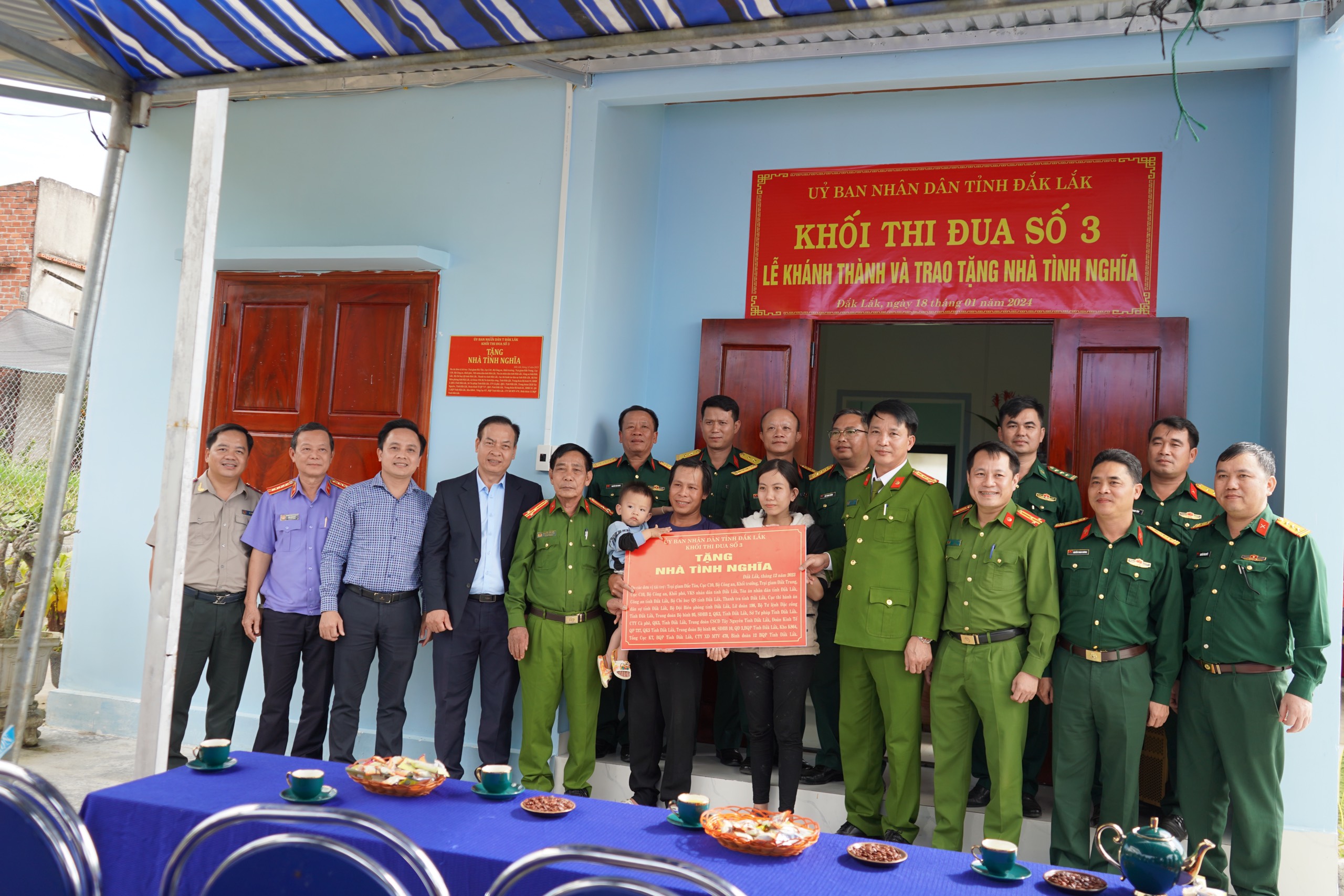 Cục Thi hành án dân sự tỉnh Đắk Lắk kết hợp cùng các đơn vị trong Cụm thi đua số 3 xây dựng và tặng nhà tình nghĩa cho gia đình đặc biệt khó khăn