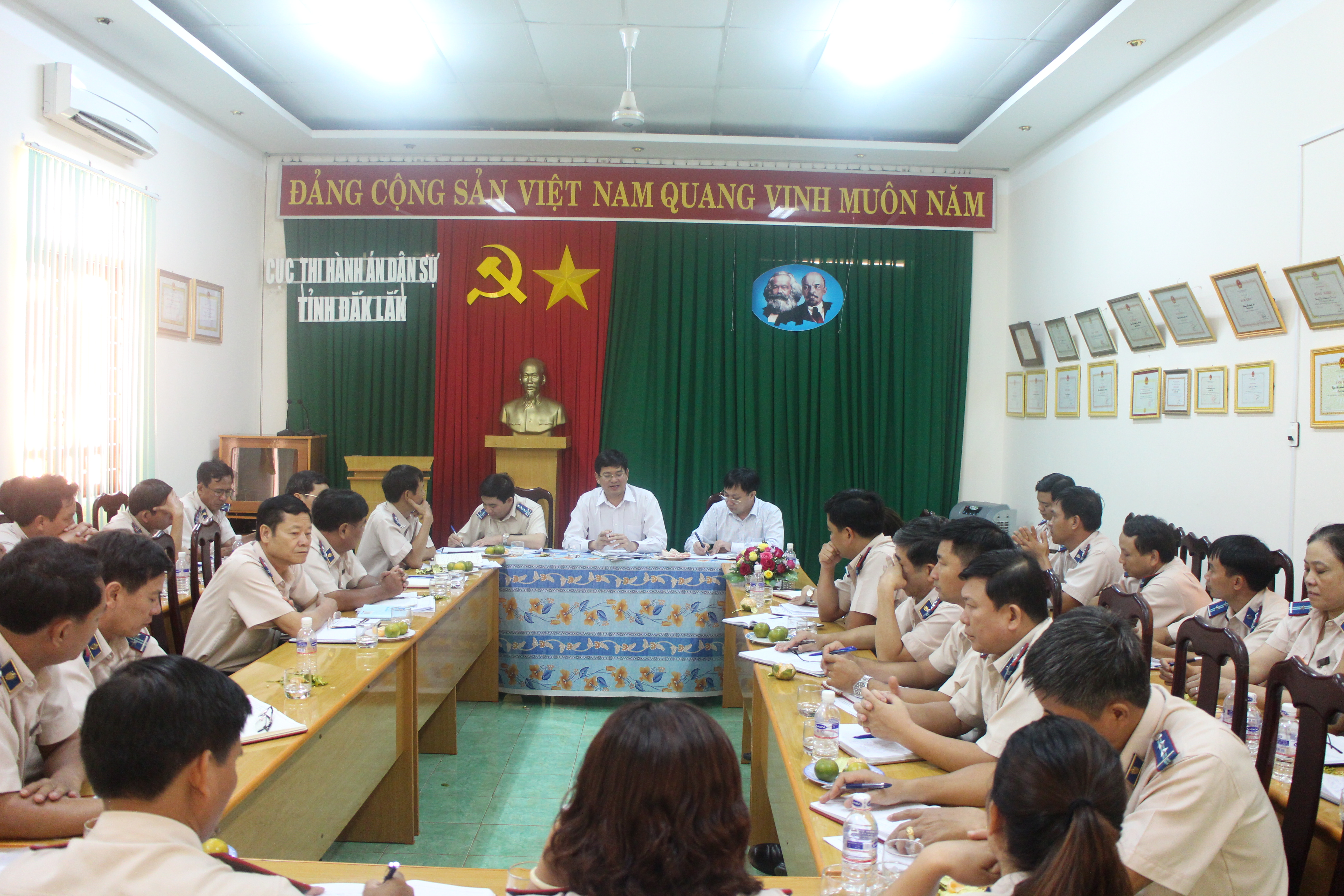 Phó tổng cục trưởng Nguyễn Văn Lực và Đoàn công tác của Tổng cục Thi hành án dân sự làm việc tại Cục Thi hành án dân sự tỉnh Đắk Lắk