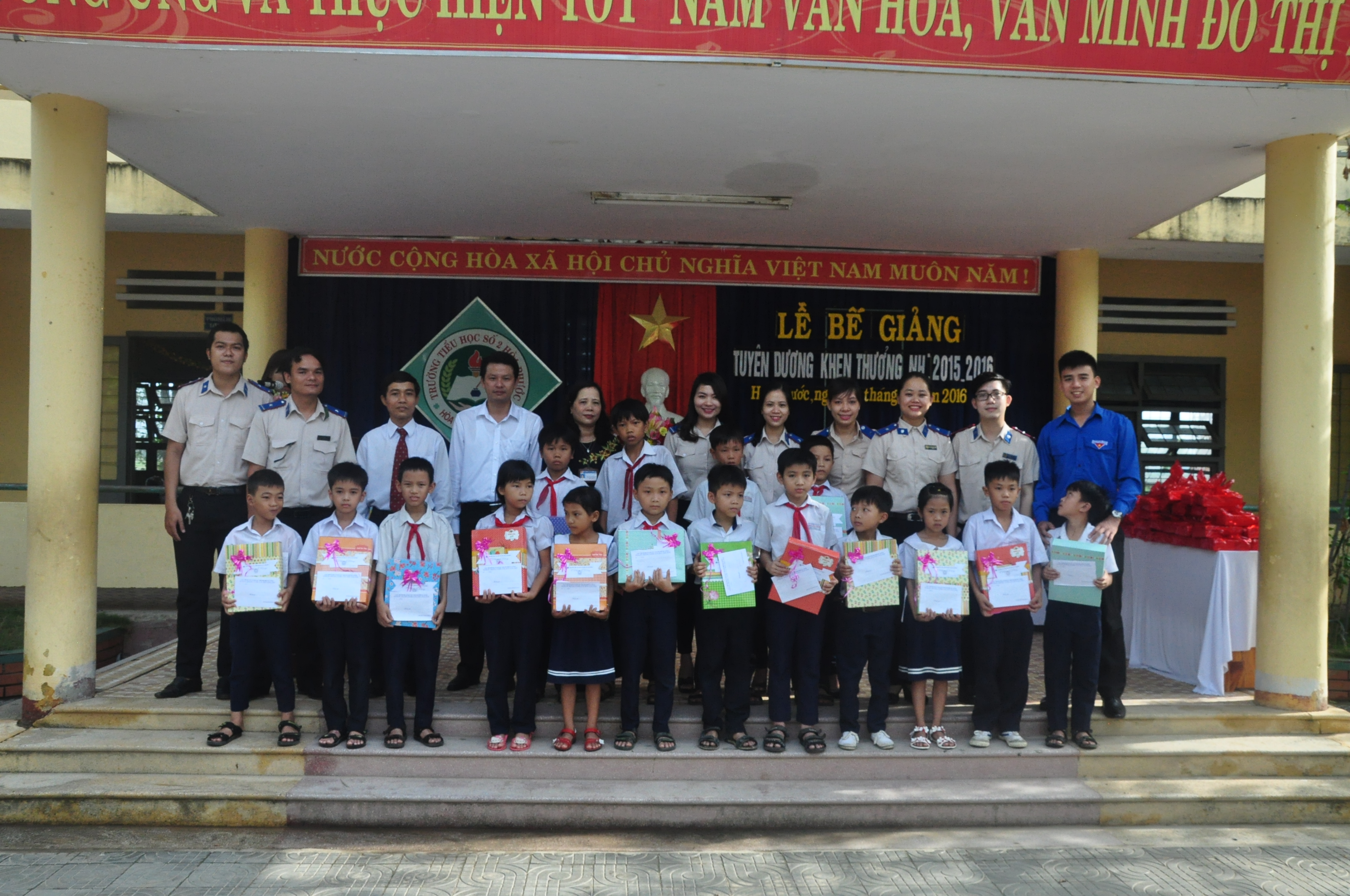 Công trình thanh niên “ Tặng quà cho các em Học sinh nghèo, vượt khó học giỏi ” của Chi đoàn Cục Thi hành án dân sự thành phố Đà Nẵng