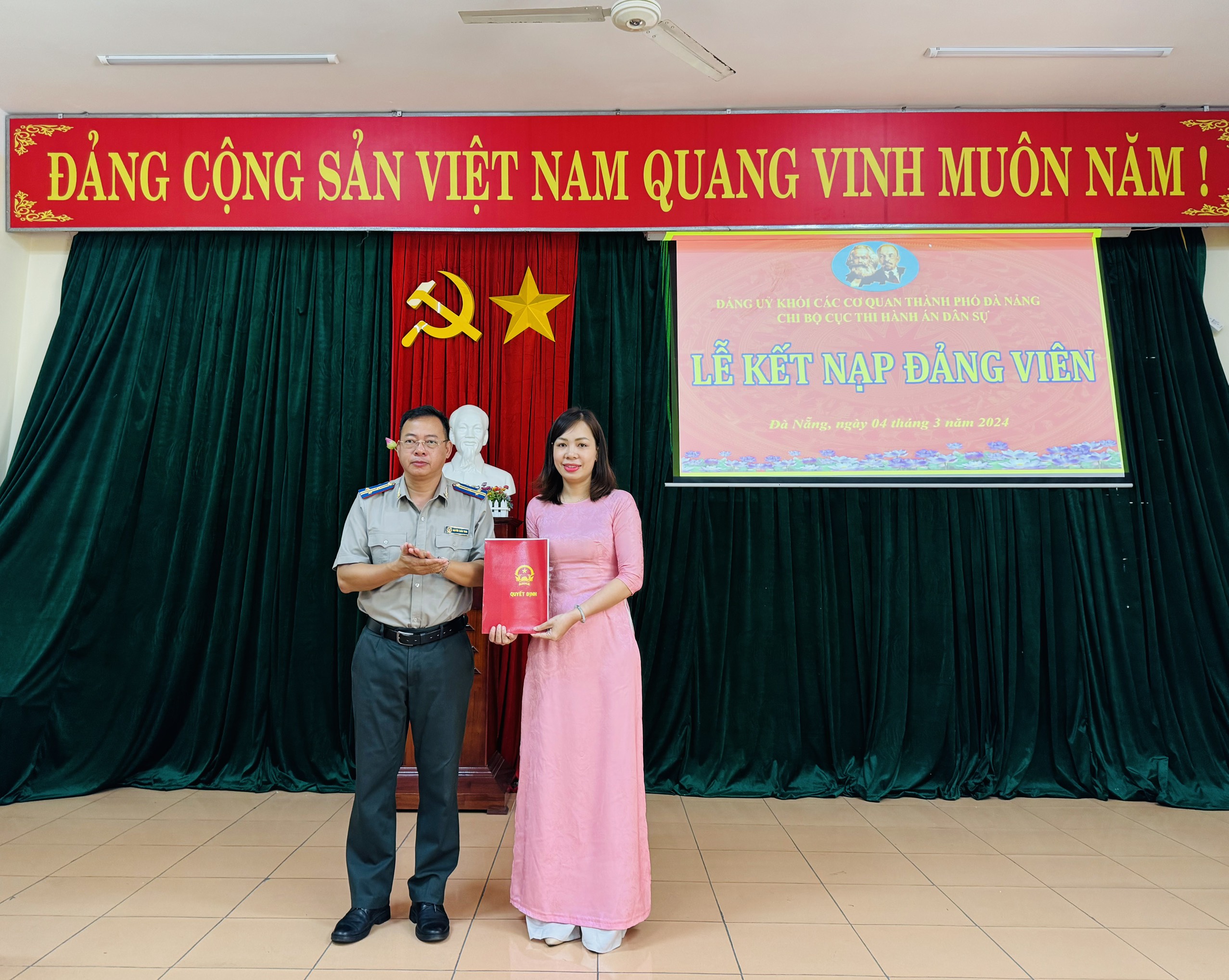 Chi bộ Cục Thi hành án dân sự thành phố Đà Nẵng tổ chức Lễ kết nạp đảng viên mới