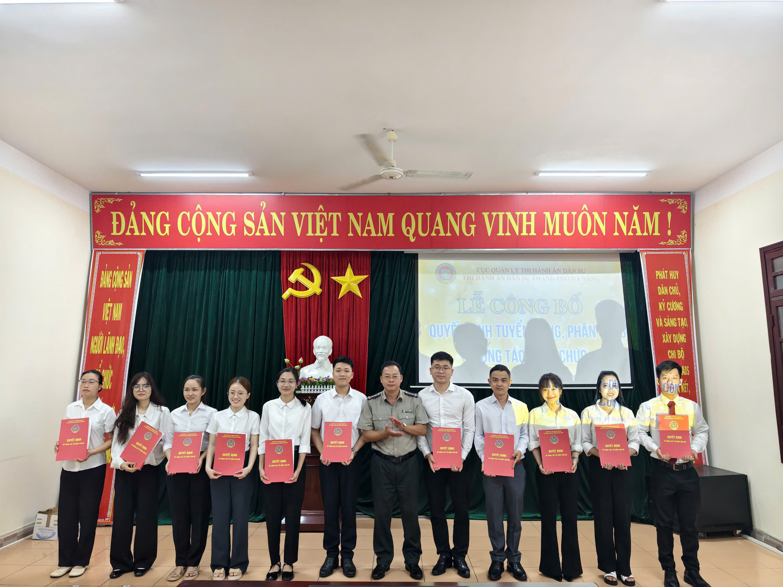 THI HÀNH ÁN DÂN SỰ THÀNH PHỐ ĐÀ NẴNG TỔ CHỨC LỄ CÔNG BỐ QUYẾT ĐỊNH TUYỂN DỤNG VÀ PHÂN CÔNG CÔNG TÁC ĐỐI VỚI CÔNG CHỨC