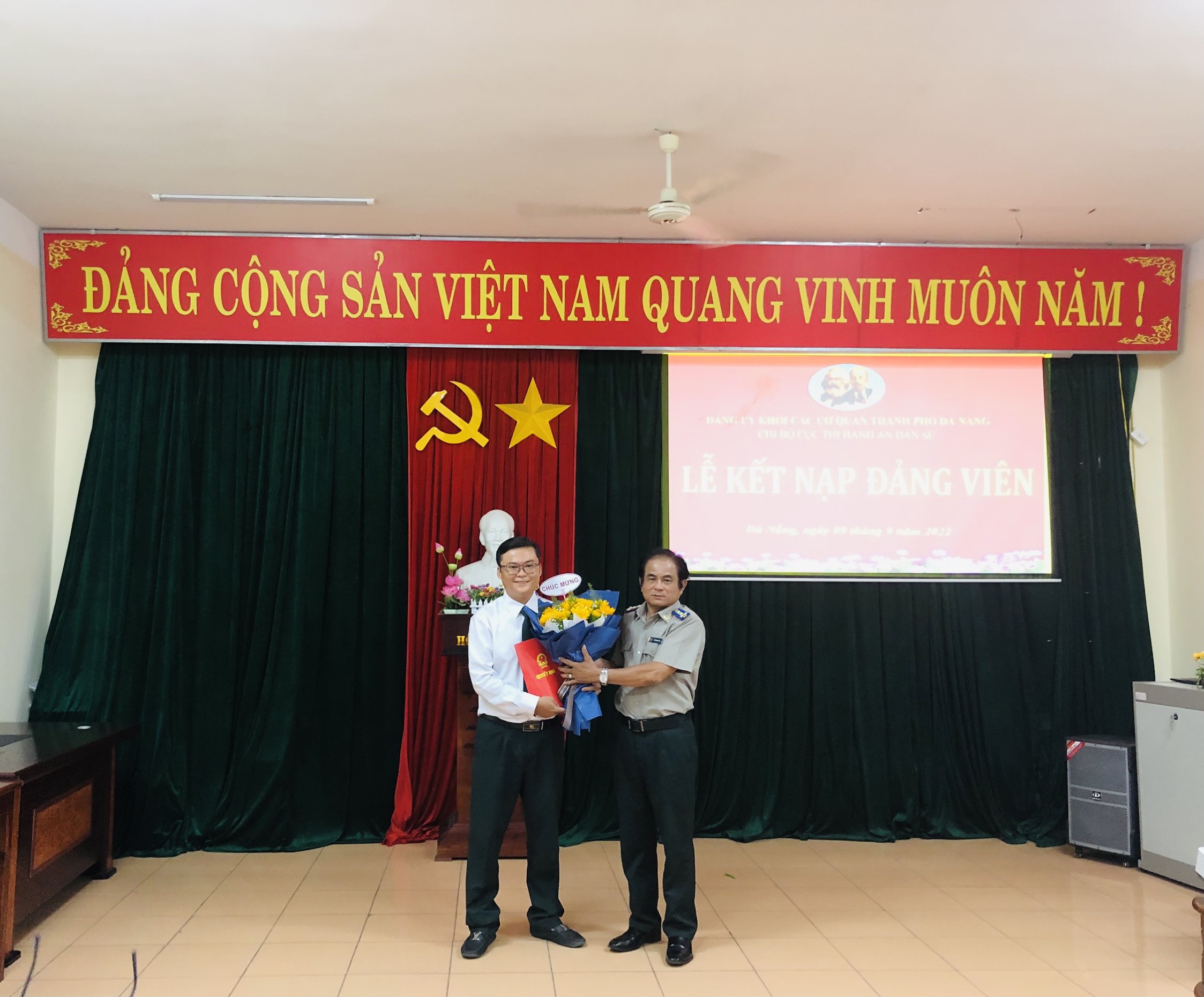 Chi bộ Cục Thi hành án dân sự thành phố Đà Nẵng tổ chức Lễ kết nạp đảng viên