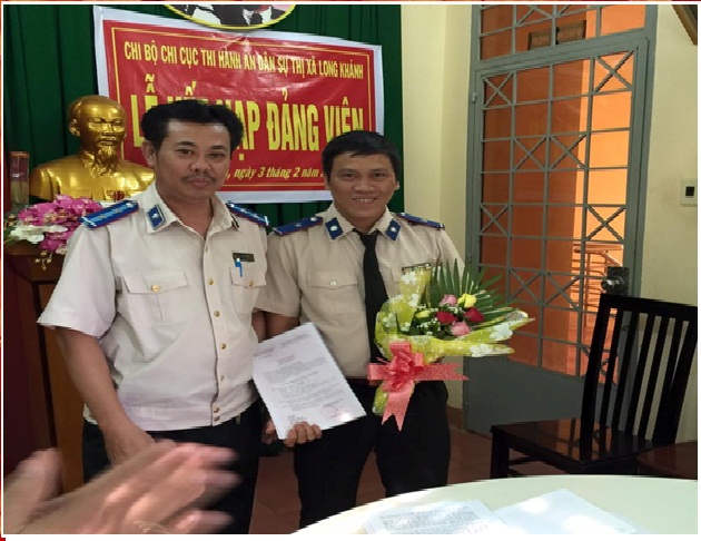 Chi bộ Chi cục THADS thị xã Long Khánh làm Lễ kết nạp Đảng viên