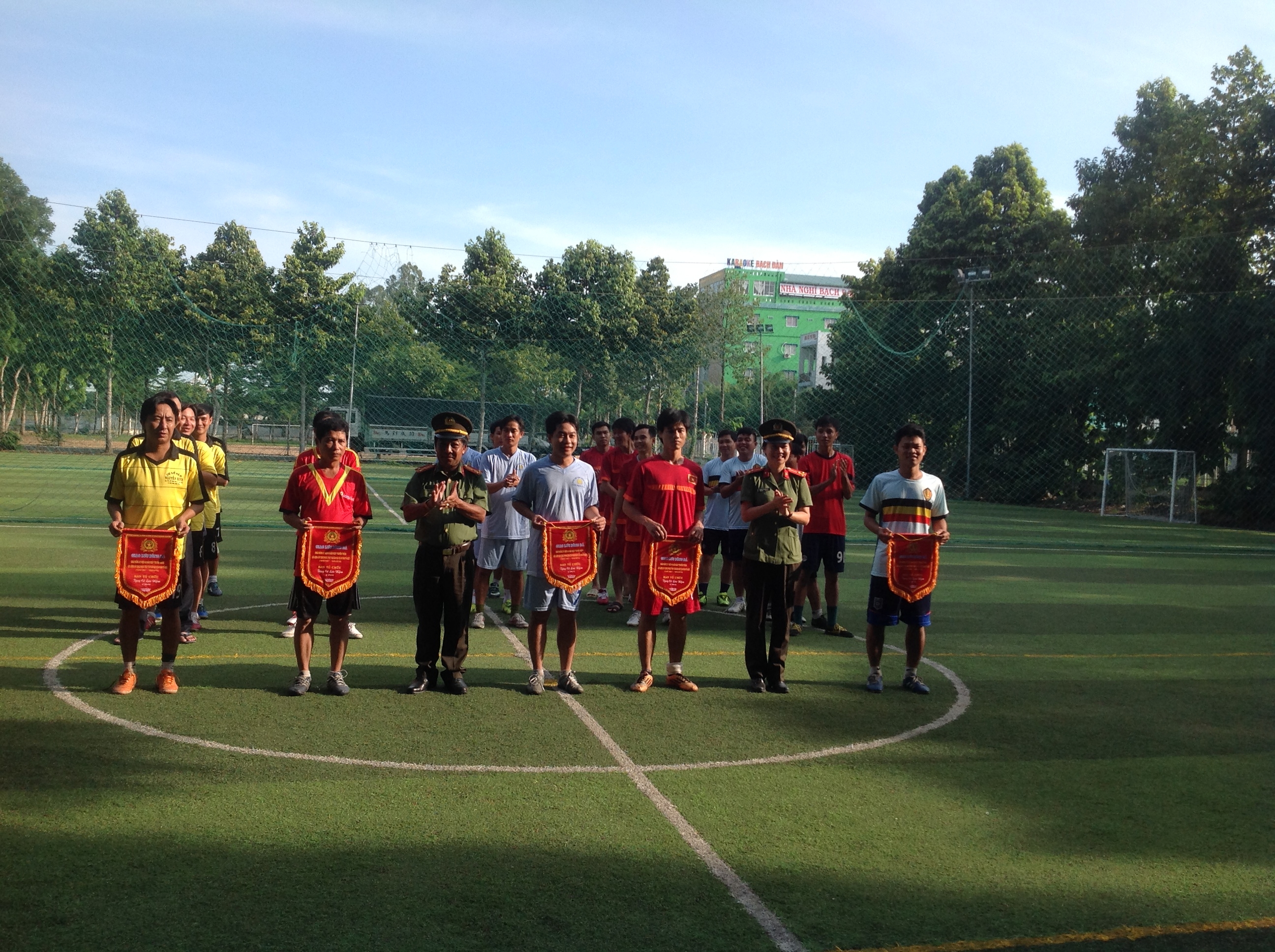 Giao lưu bóng đá mini giữa các đoàn viên thanh niên