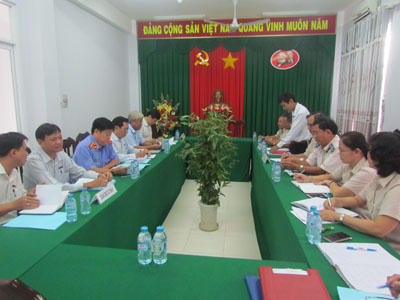 Phó Bí thư thường trực Tỉnh ủy Nguyễn Tôn Hoàng đến thăm và làm việc với Cục Thi hành án dân sự tỉnh Đồng Tháp