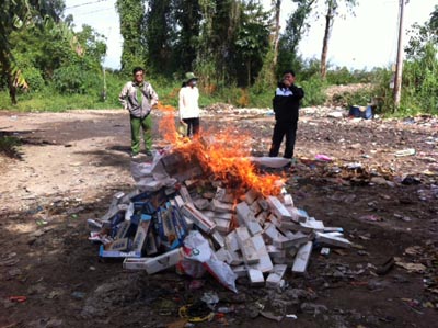 Chi cục Thi hành án dân sự thành phố Cao Lãnh tổ chức tiêu hủy thuốc lá lậu
