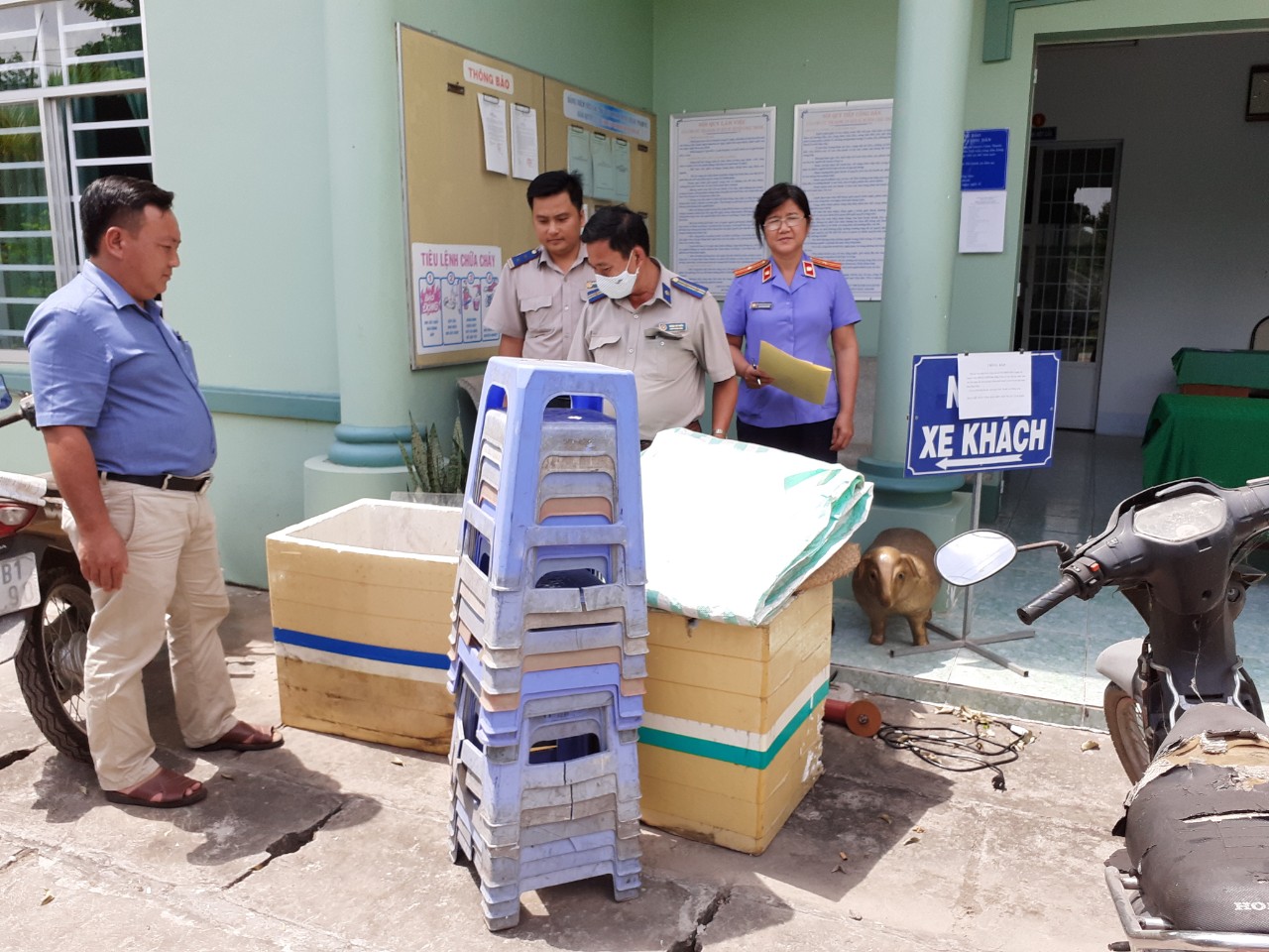 Chi cục Thi hành án dân sự huyện Châu Thành tiêu hủy vật chứng, giao nhận tài sản sung công