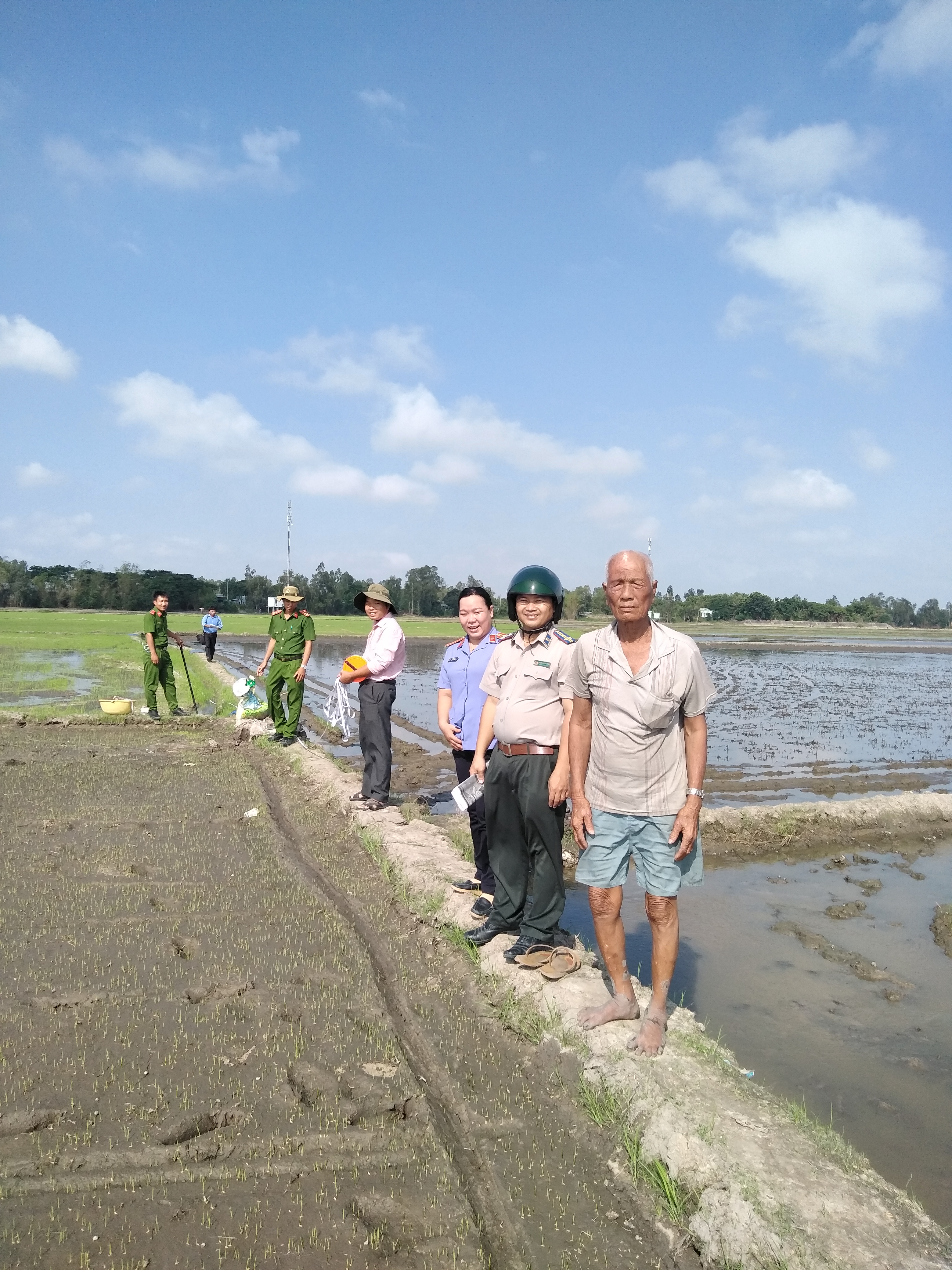 Cưỡng chế chuyển giao quyền sử dụng đất tại xã Bình Phú, huyện Tân Hồng
