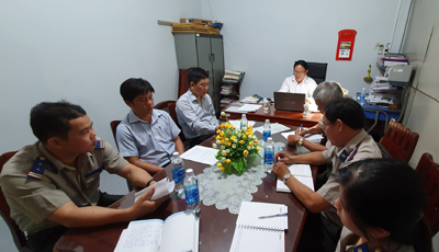 Phó Cục trưởng Bùi Văn Khanh đến làm việc với Chi cục THADS huyện Hồng Ngự và thị xã Hồng Ngự